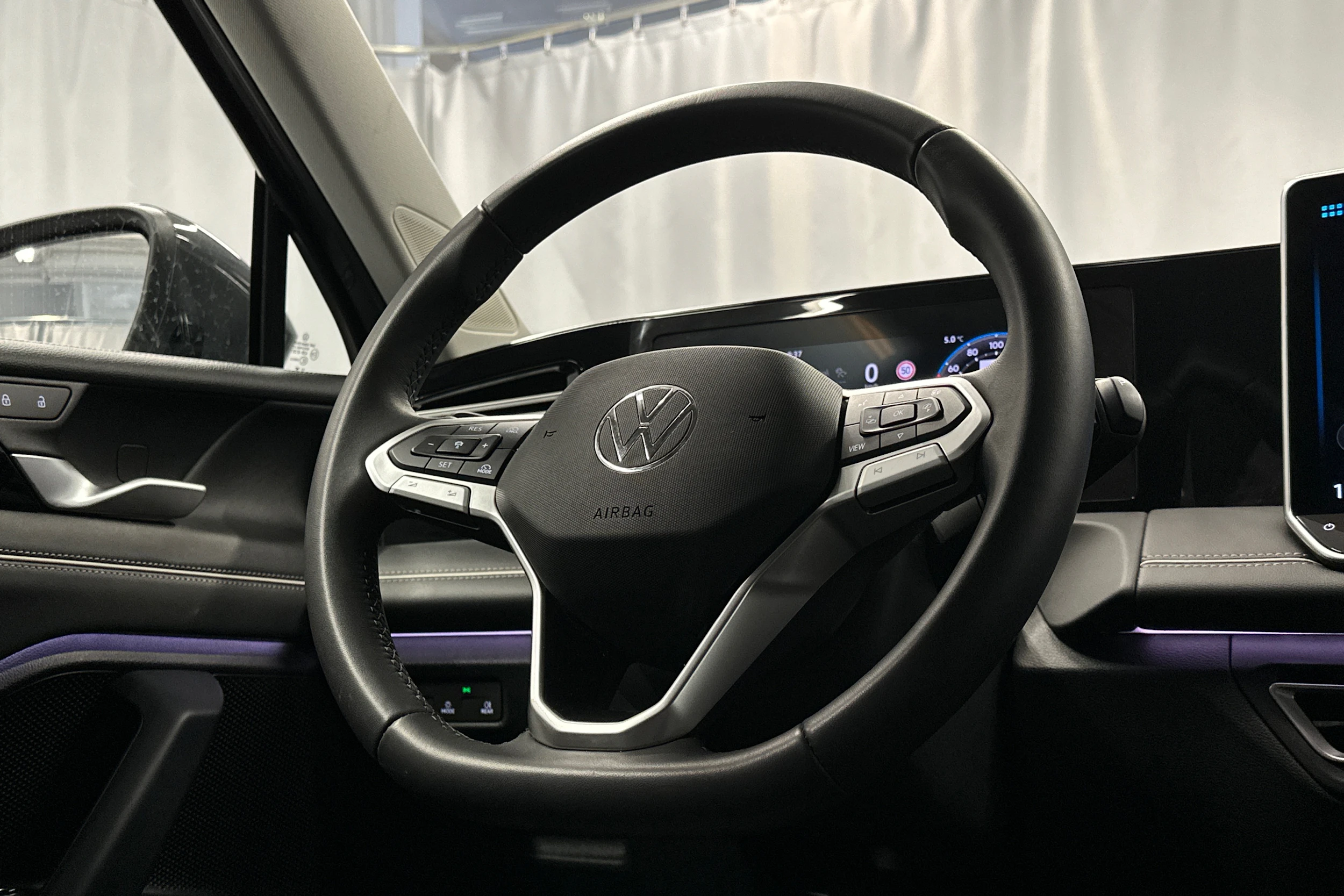 harmaa Volkswagen Tiguan 2025 kuva 18.