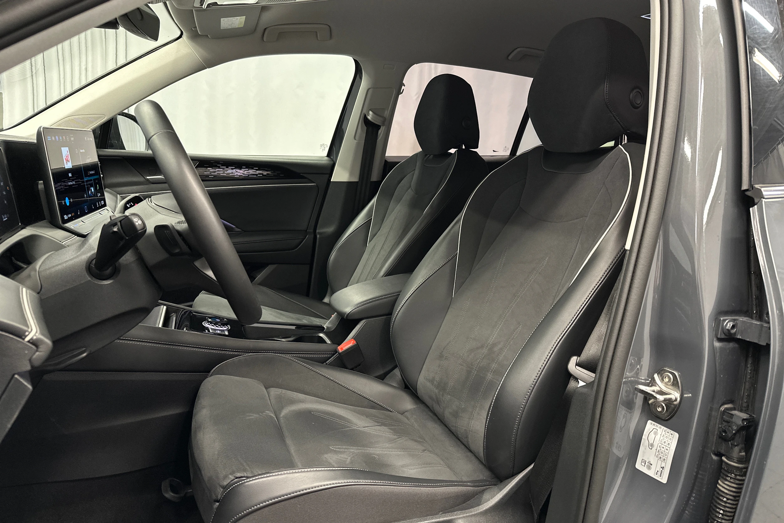 harmaa Volkswagen Tiguan 2025 kuva 21.