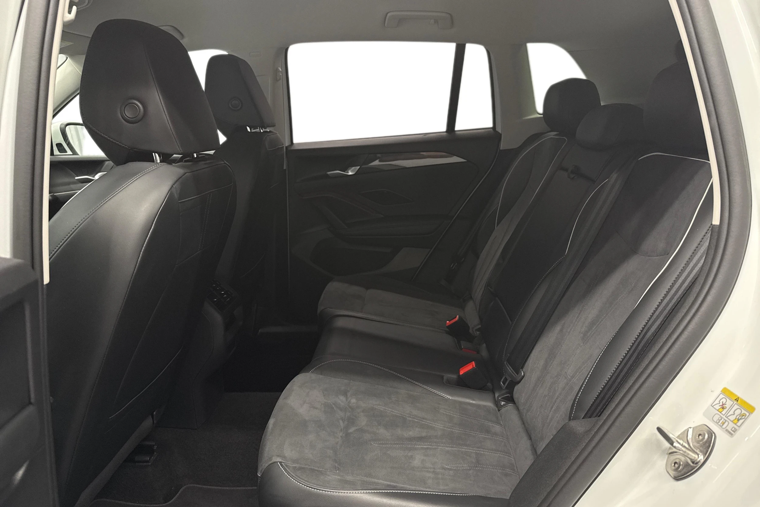 valkoinen Volkswagen Tiguan 2025 kuva 11.