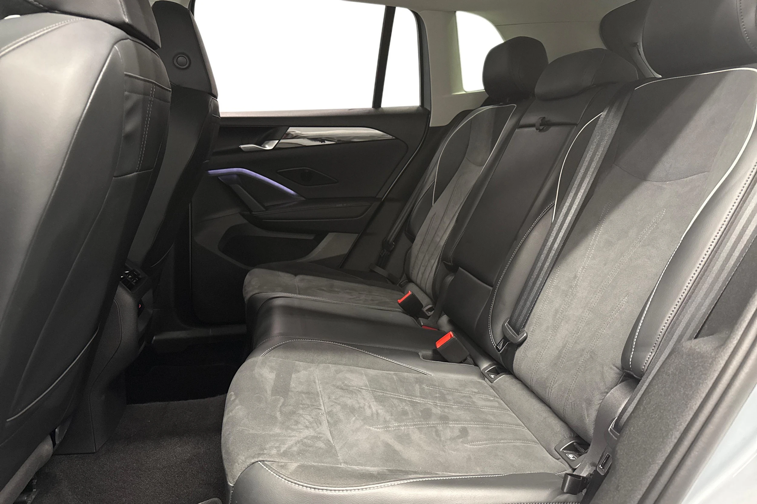 harmaa Volkswagen Tiguan 2025 kuva 11.