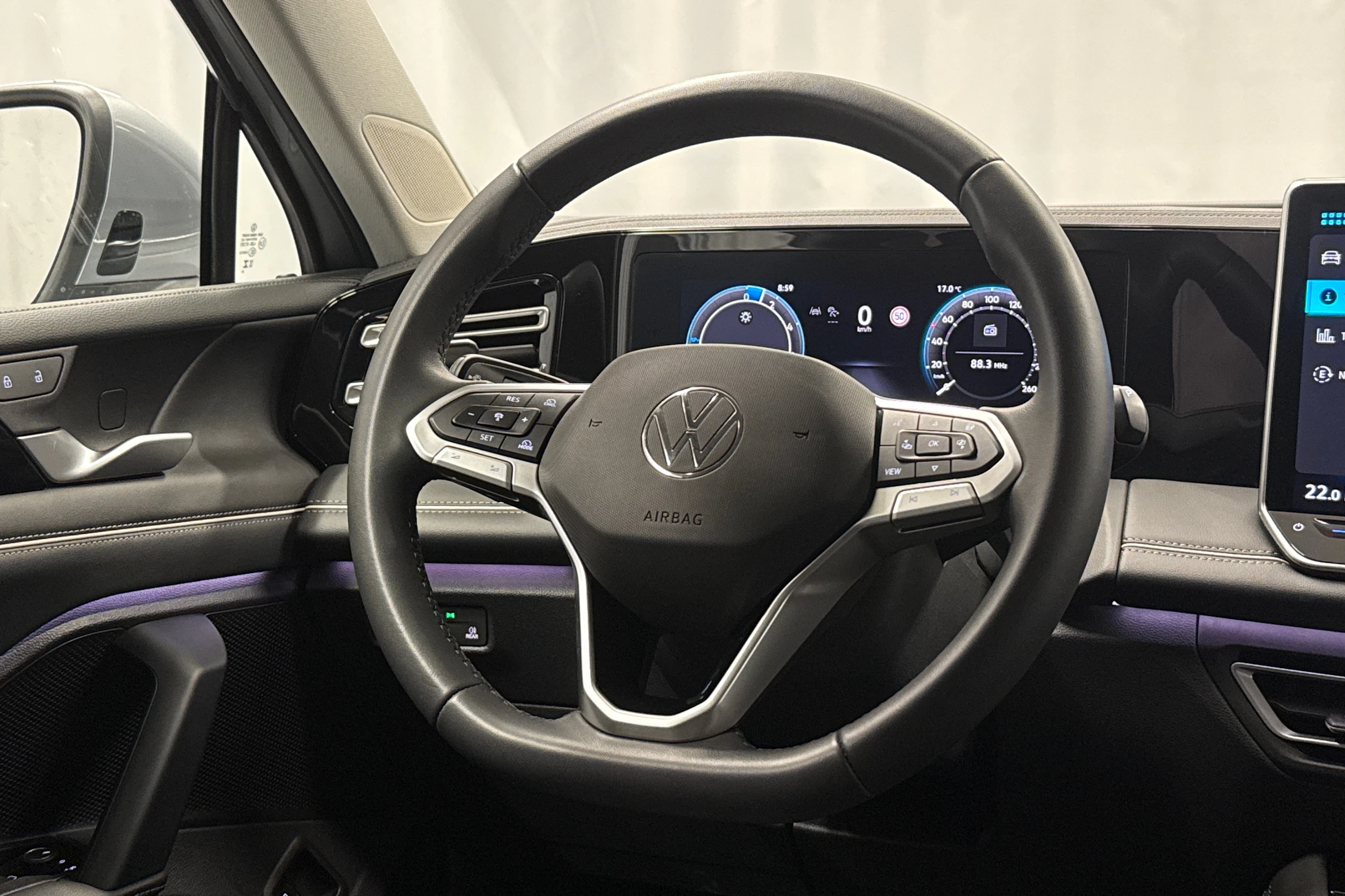 harmaa Volkswagen Tiguan 2025 kuva 15.