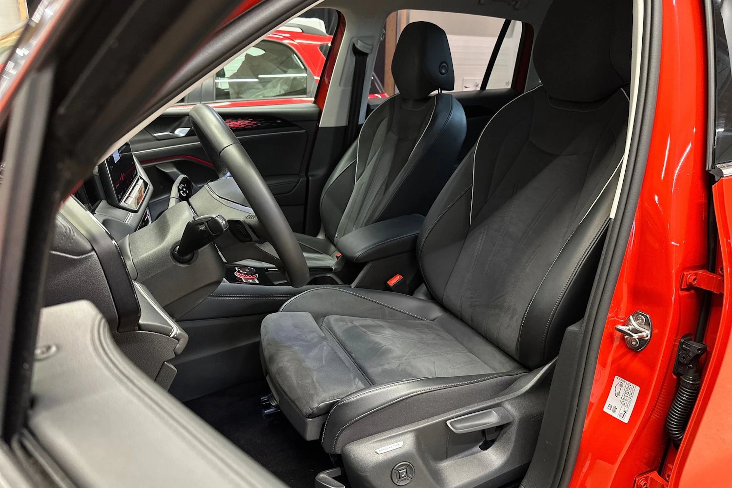 met. oranssi Volkswagen Tiguan 2025 kuva 12.