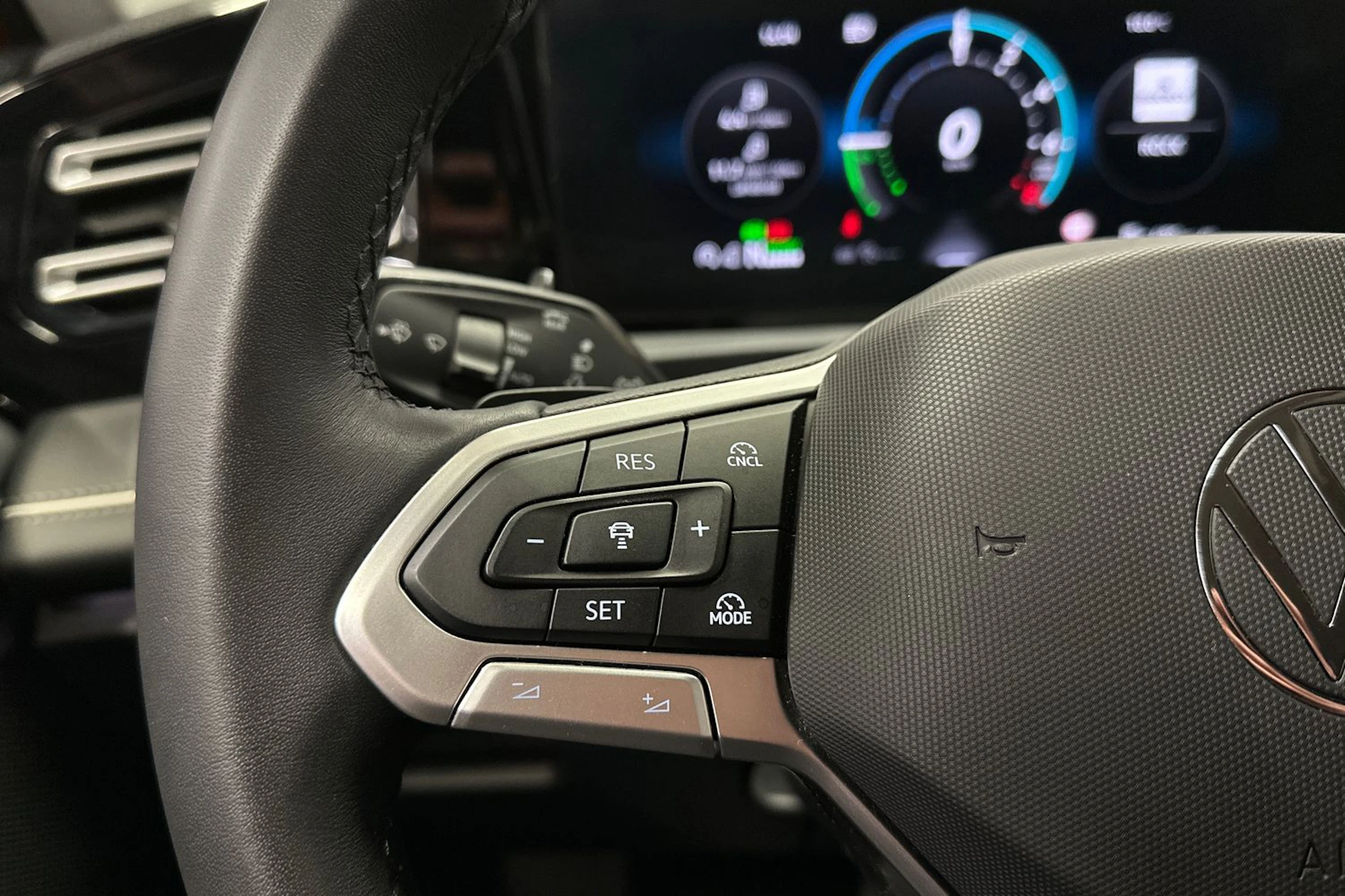 met. oranssi Volkswagen Tiguan 2025 kuva 22.