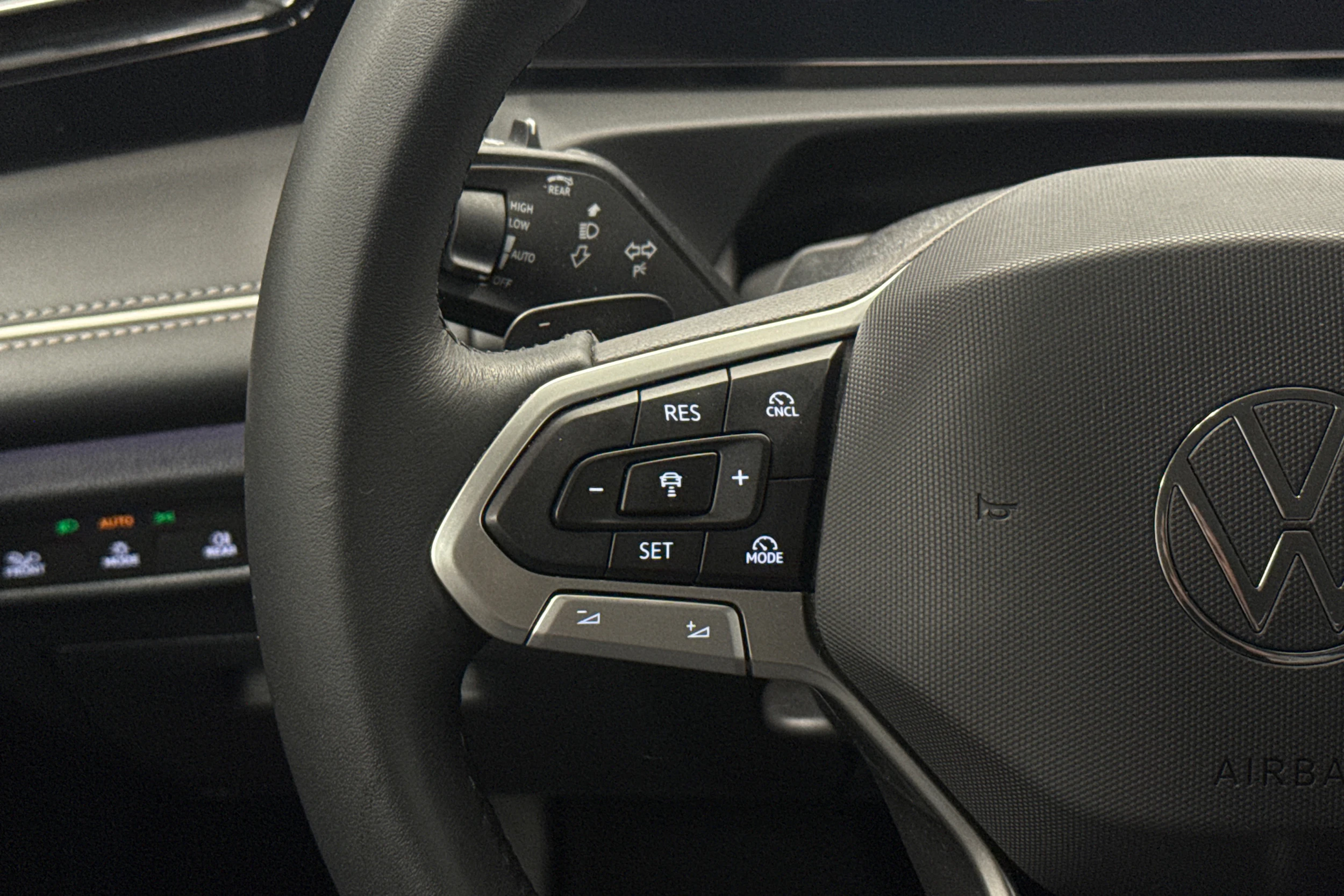 valkoinen Volkswagen Tiguan 2025 kuva 17.