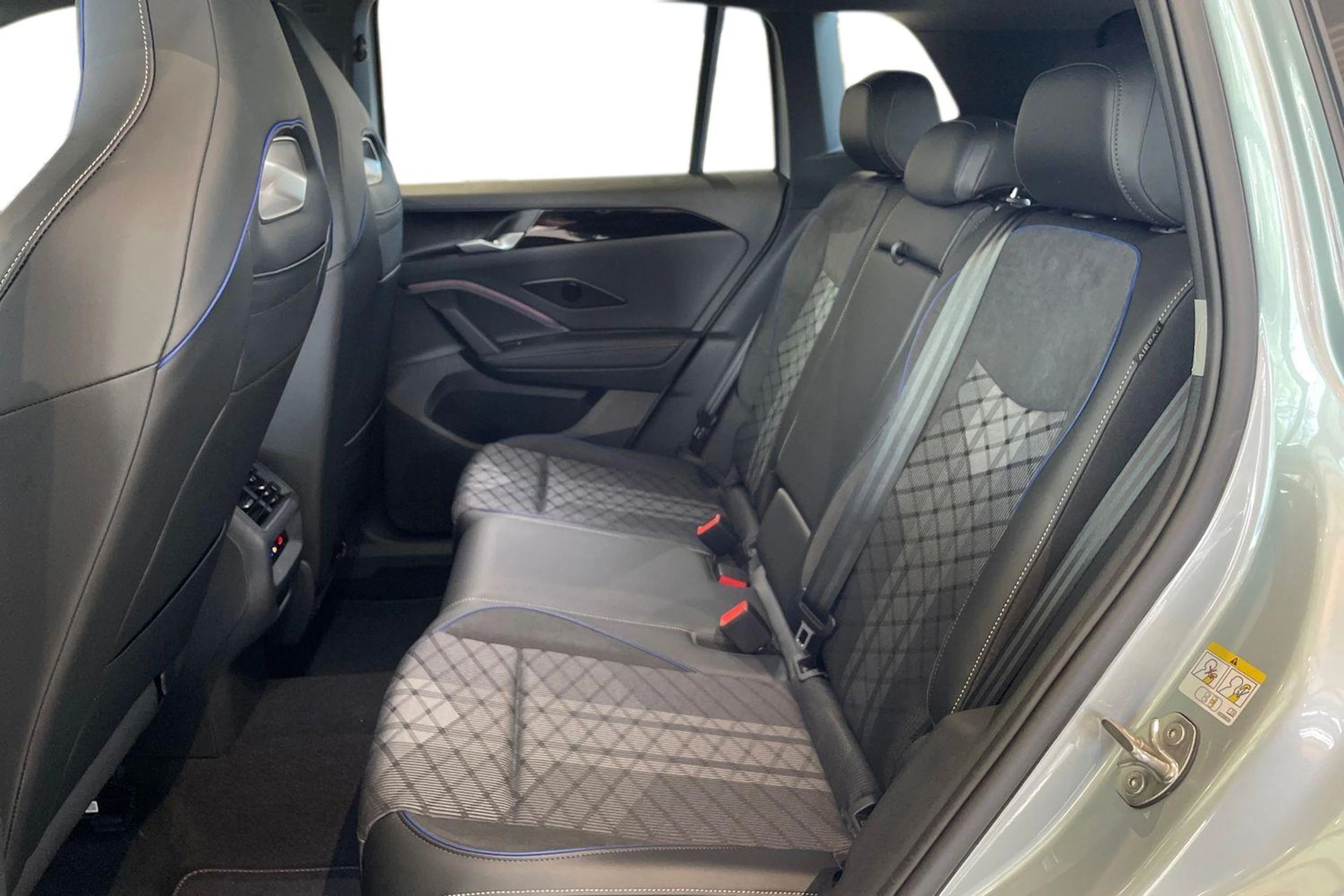 harmaa Volkswagen Tiguan 2025 kuva 8.