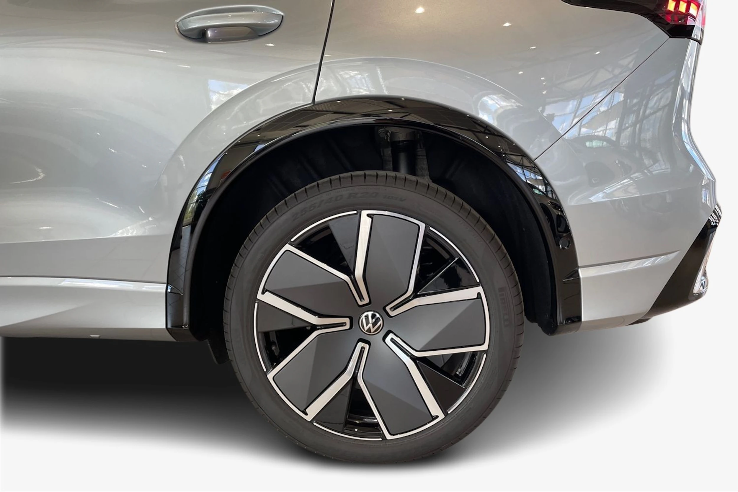 harmaa Volkswagen Tiguan 2025 kuva 9.
