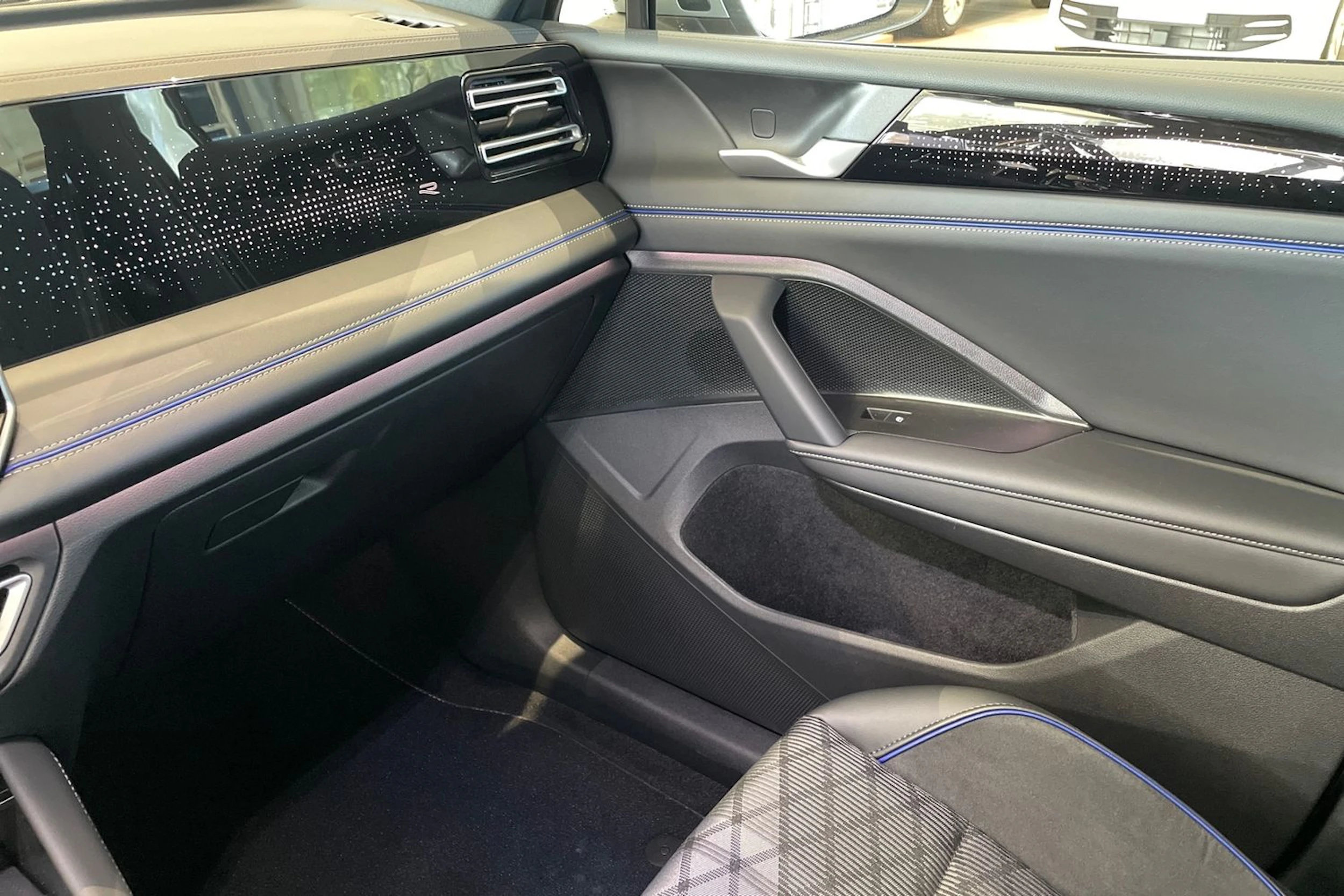 harmaa Volkswagen Tiguan 2025 kuva 11.