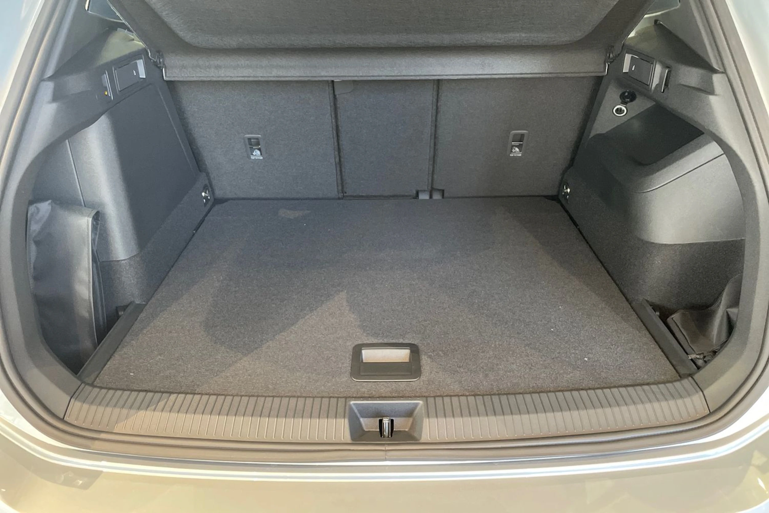 harmaa Volkswagen Tiguan 2025 kuva 14.