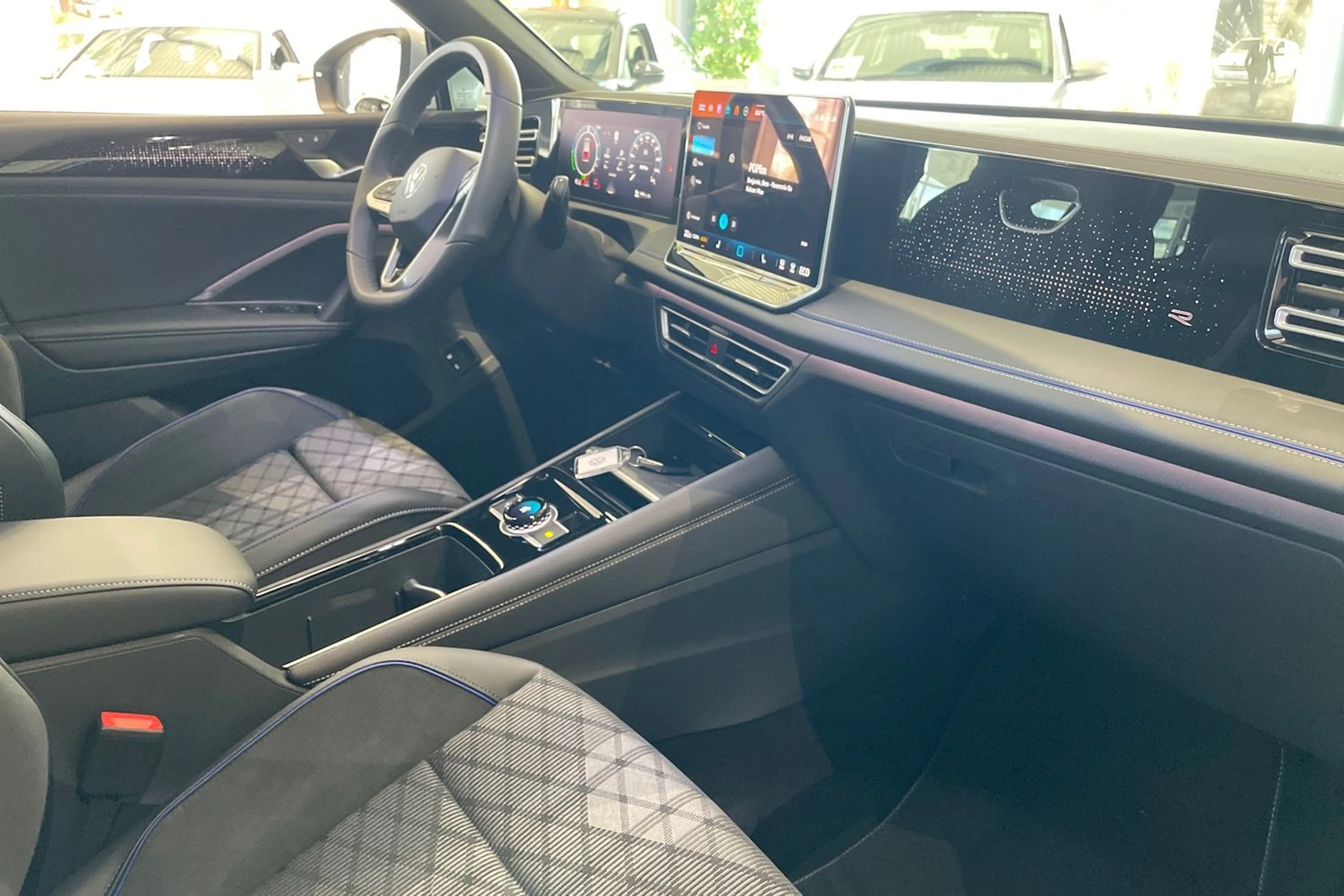 harmaa Volkswagen Tiguan 2025 kuva 15.