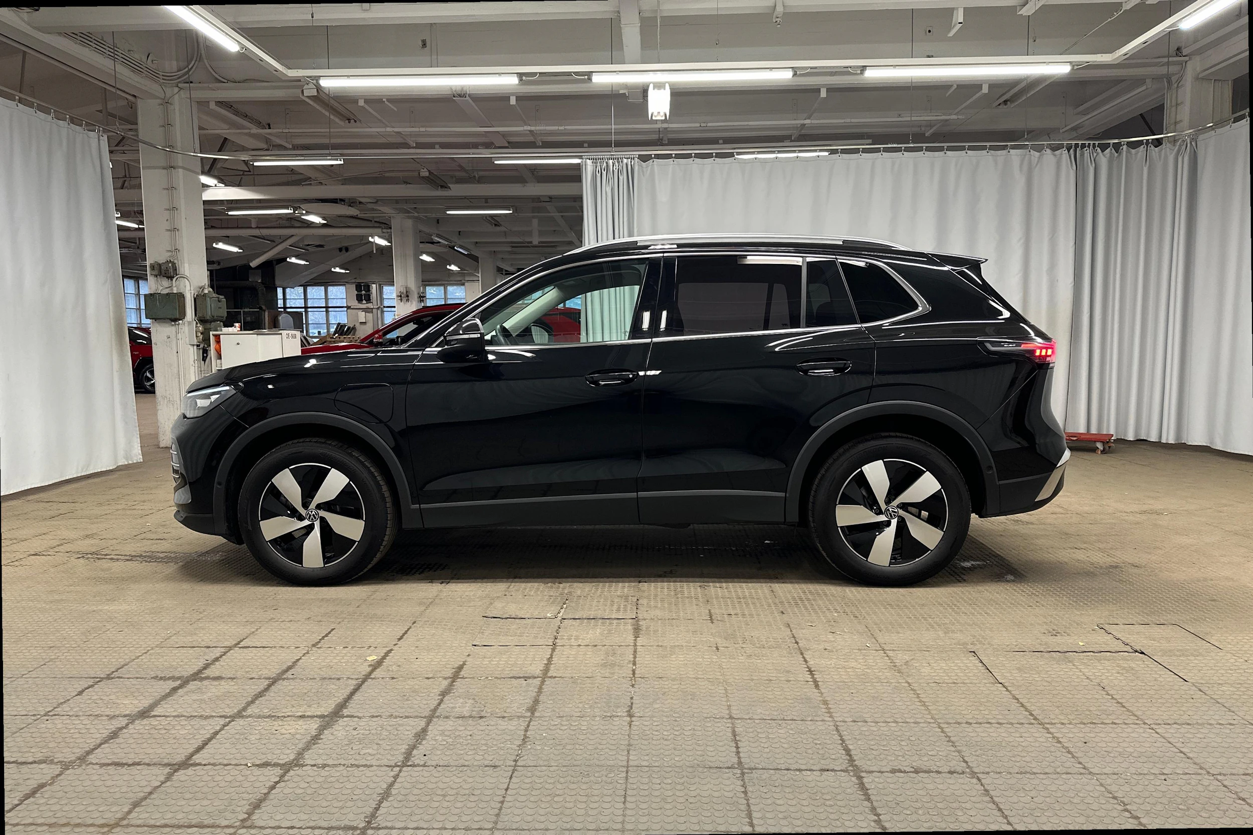 musta Volkswagen Tiguan 2025 kuva 7.