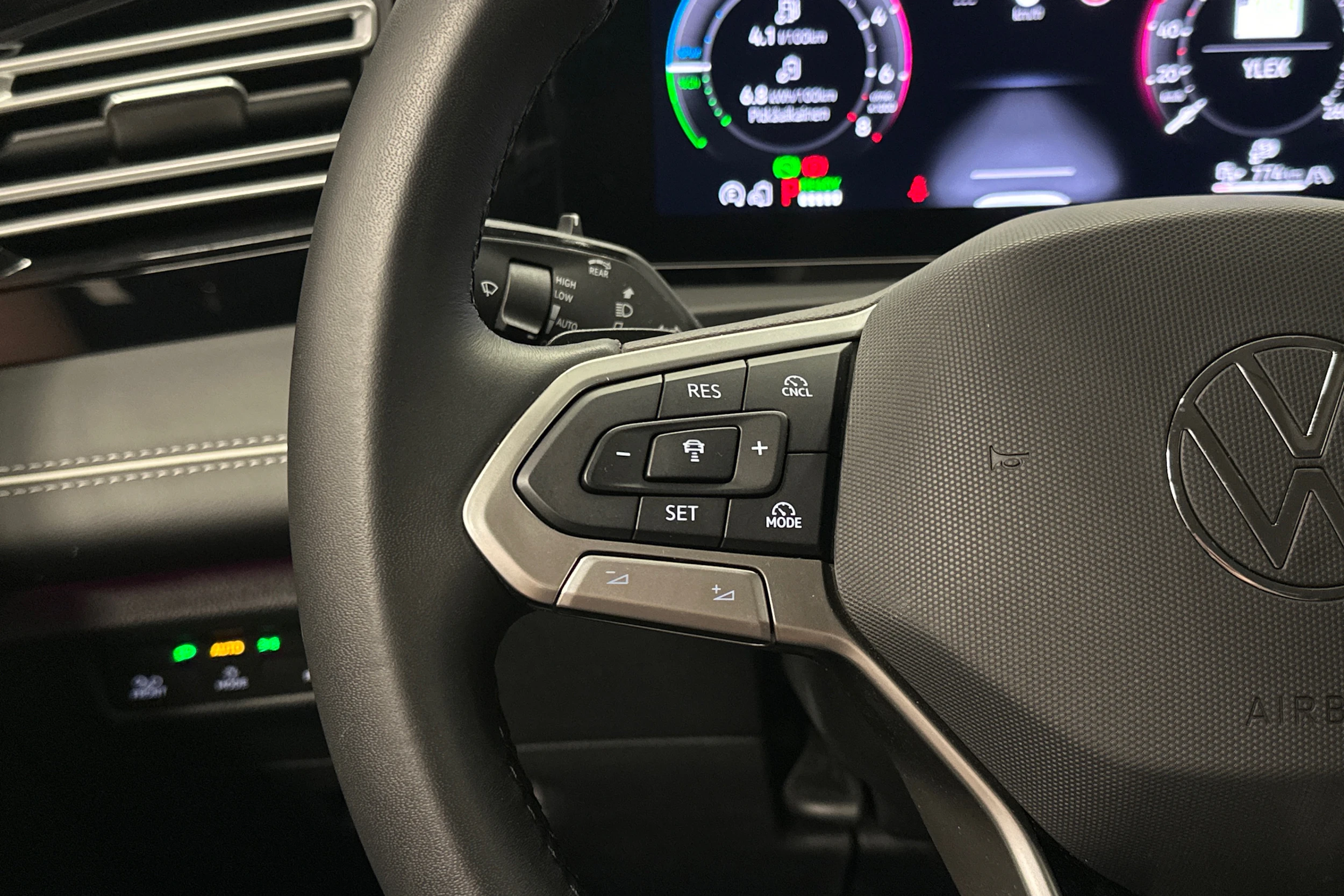 musta Volkswagen Tiguan 2025 kuva 16.