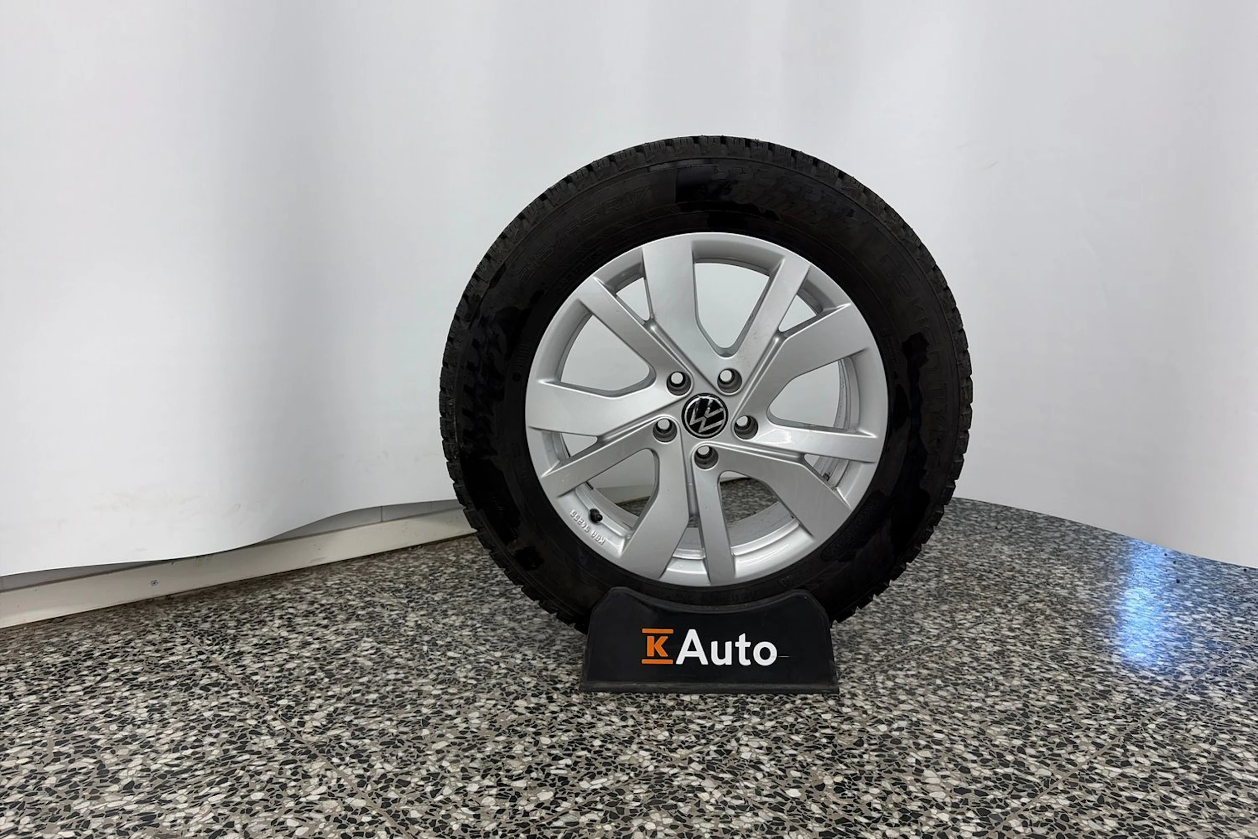 harmaa Volkswagen Tiguan 2025 kuva 13.