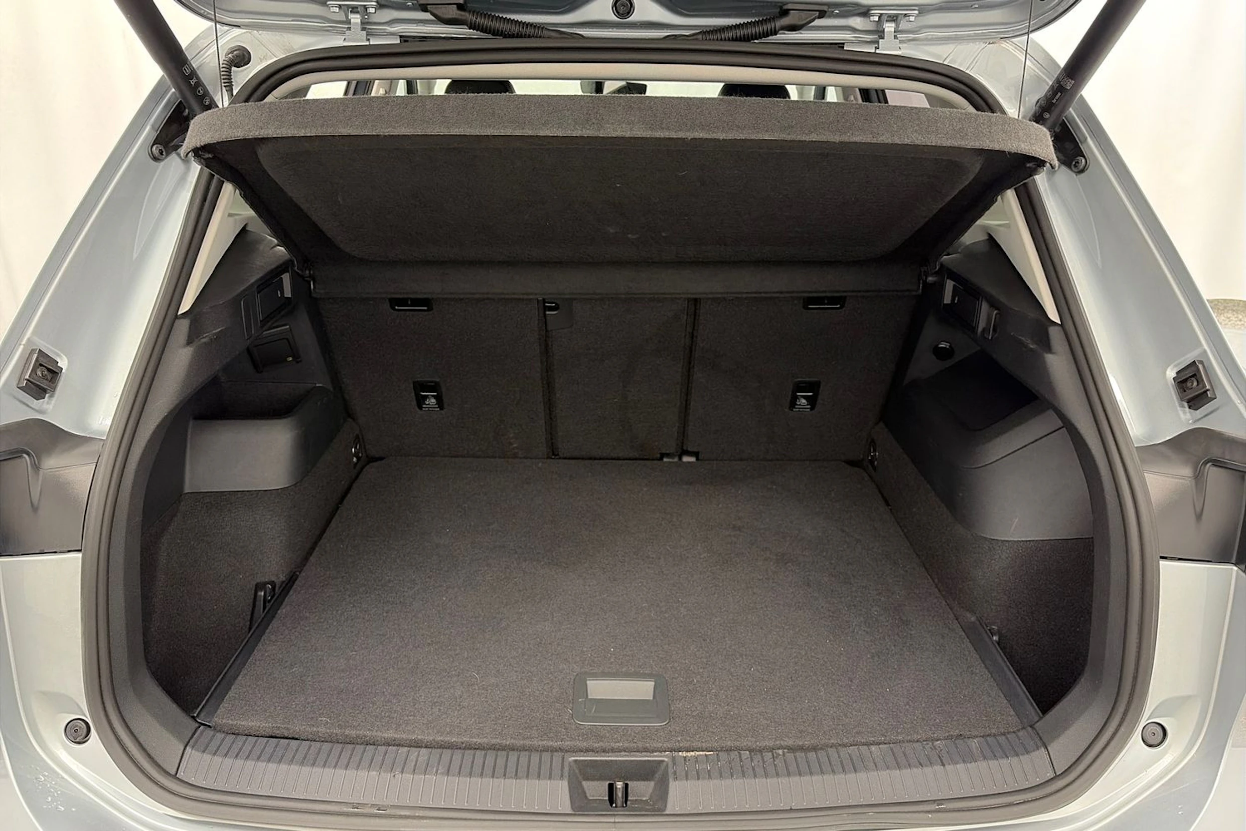 harmaa Volkswagen Tiguan 2025 kuva 15.