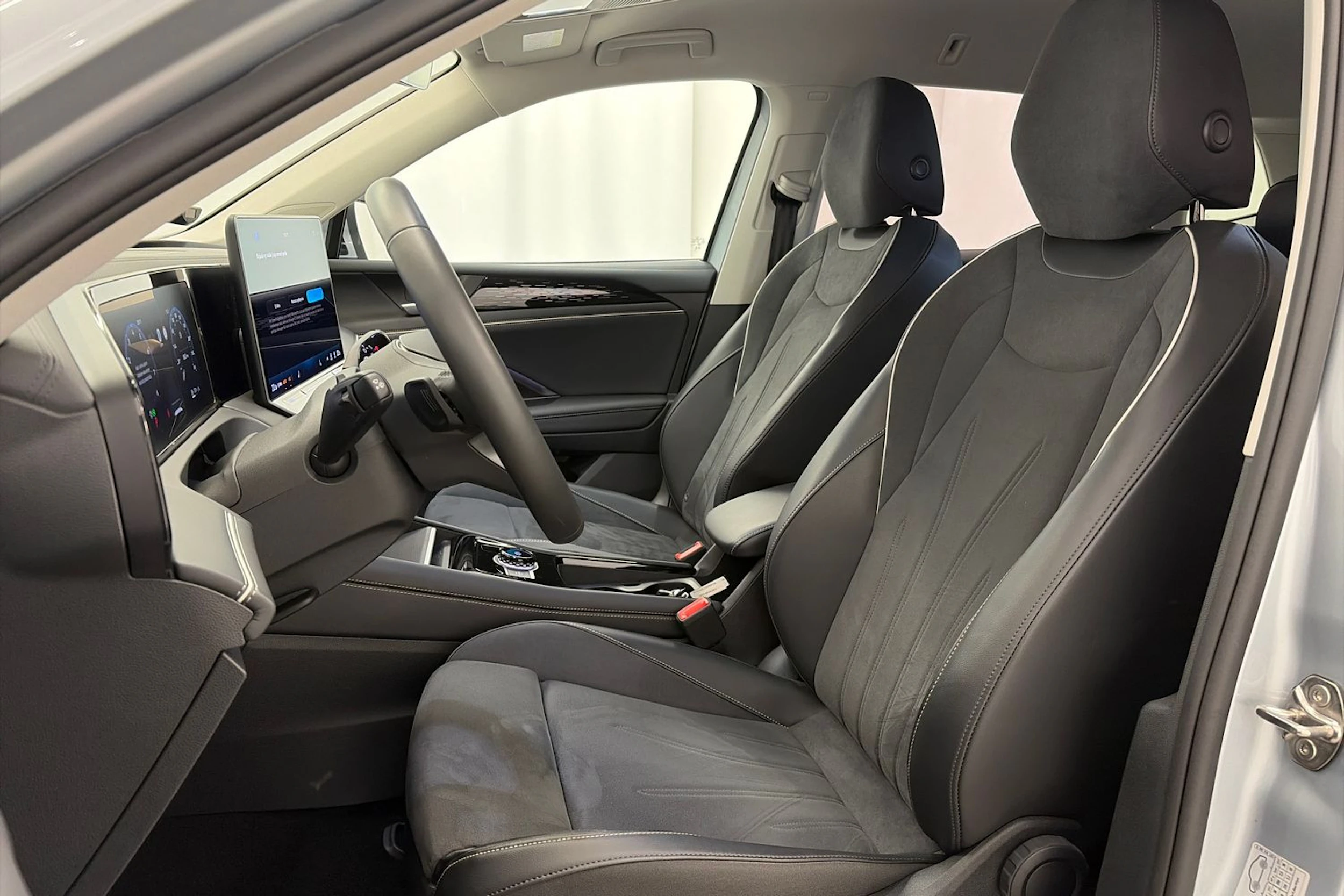 harmaa Volkswagen Tiguan 2025 kuva 17.