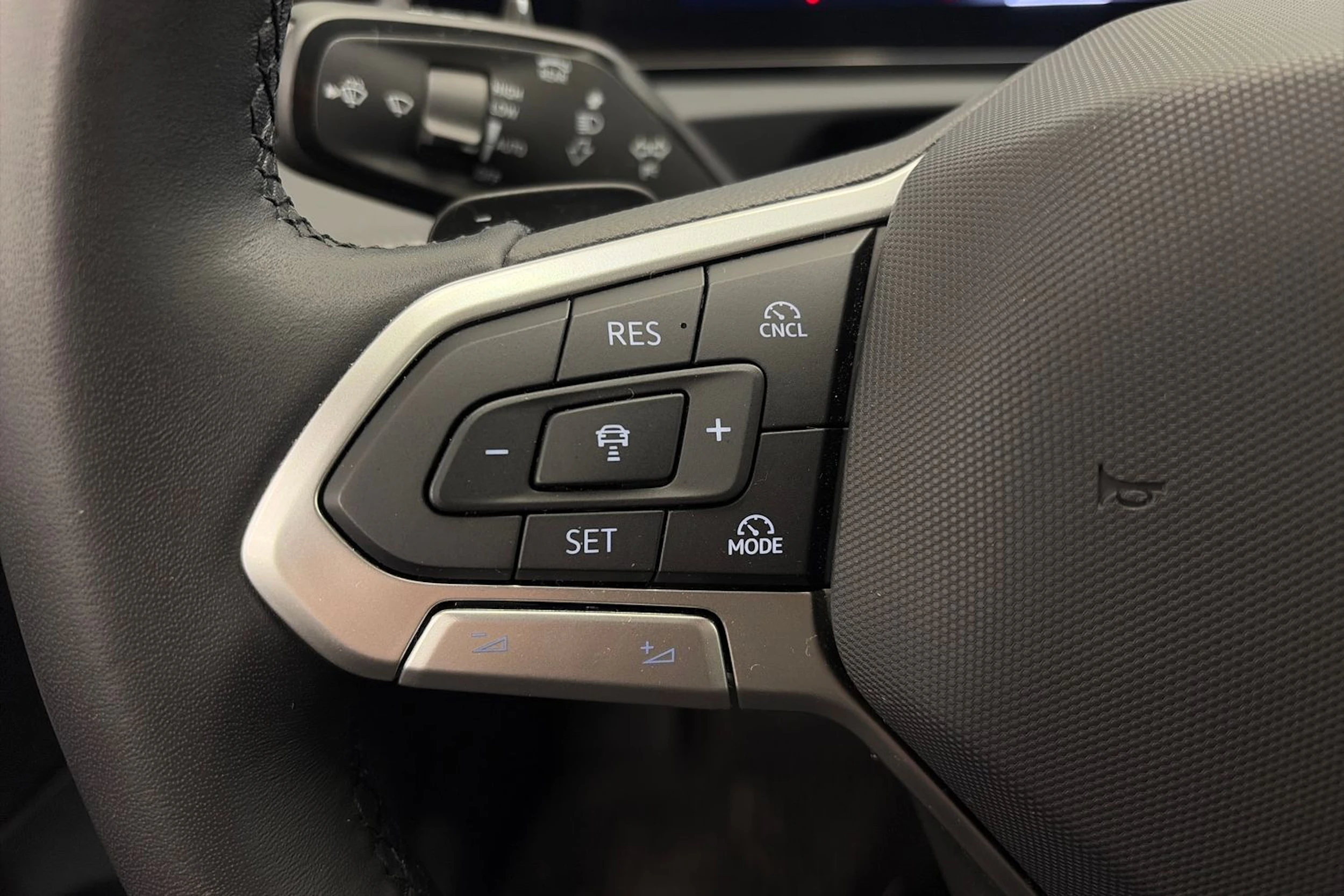 harmaa Volkswagen Tiguan 2025 kuva 21.