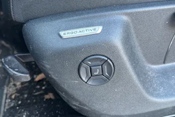 Vihreä Volkswagen Tiguan 2025 kuva 5.