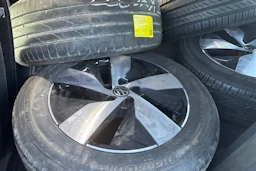 Vihreä Volkswagen Tiguan 2025 kuva 6.