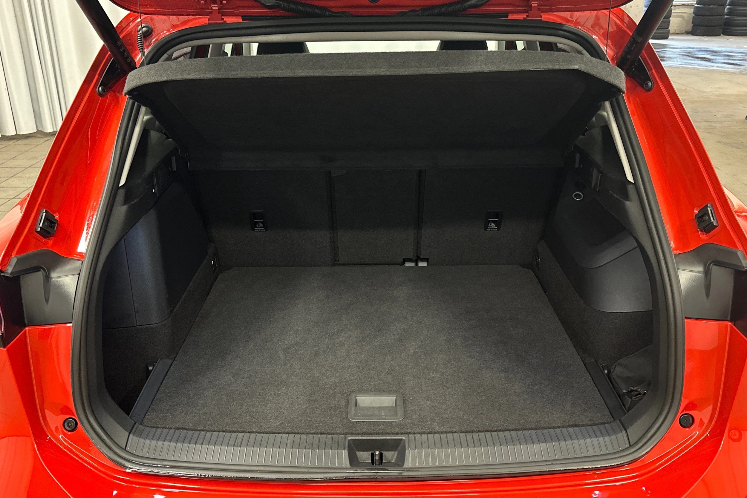 Oranssi Volkswagen Tiguan 2025 kuva 11.