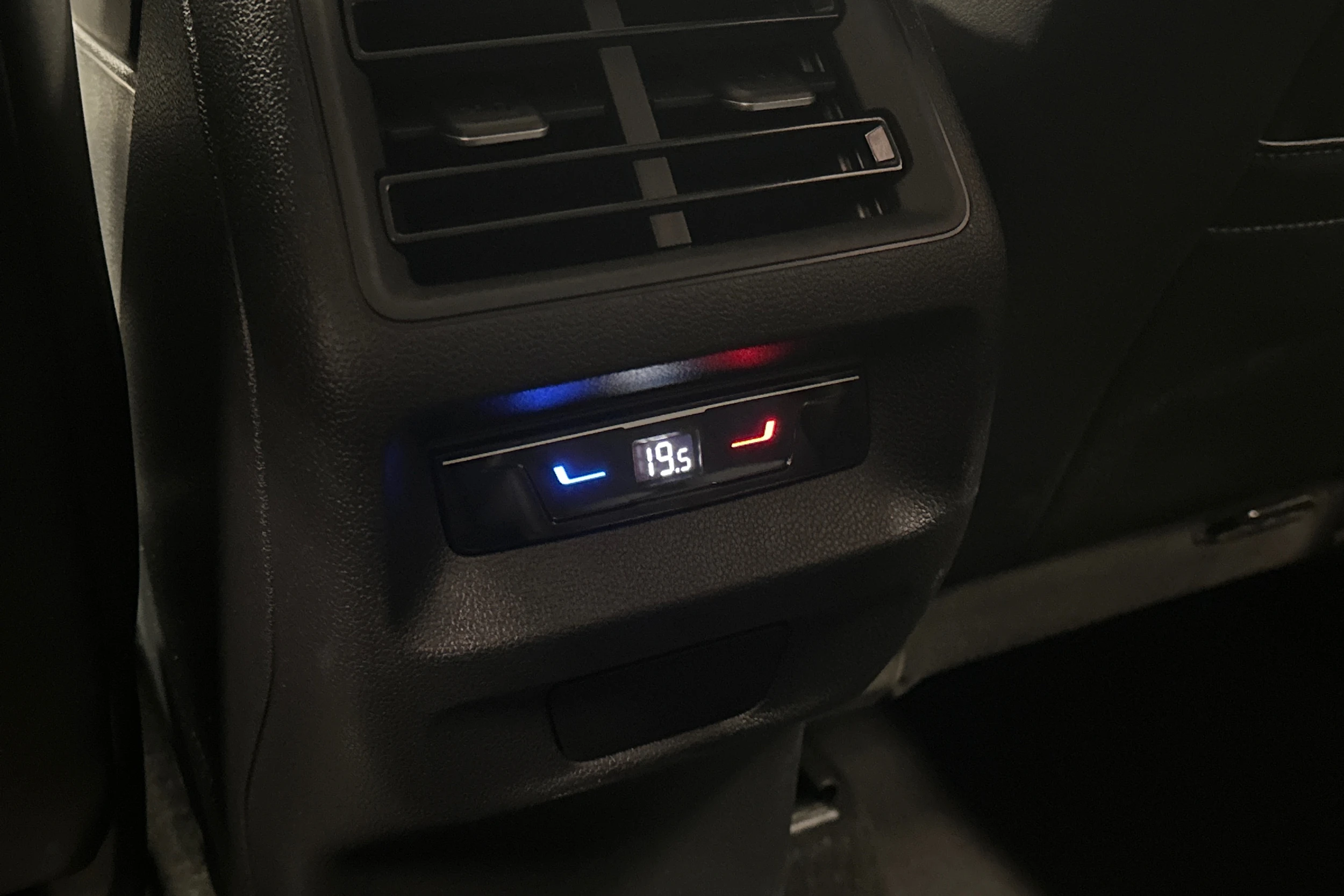 Oranssi Volkswagen Tiguan 2025 kuva 14.