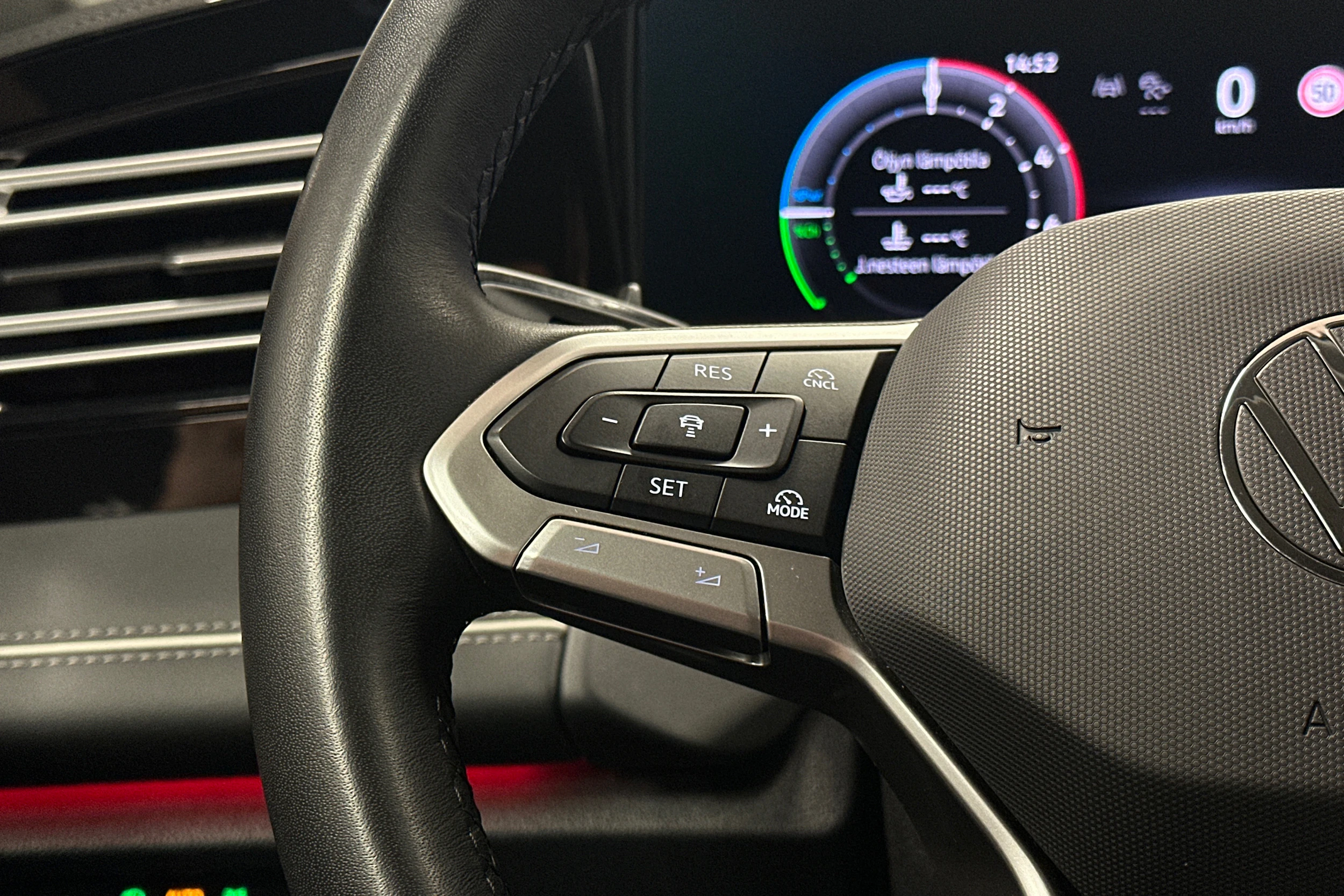 Oranssi Volkswagen Tiguan 2025 kuva 17.