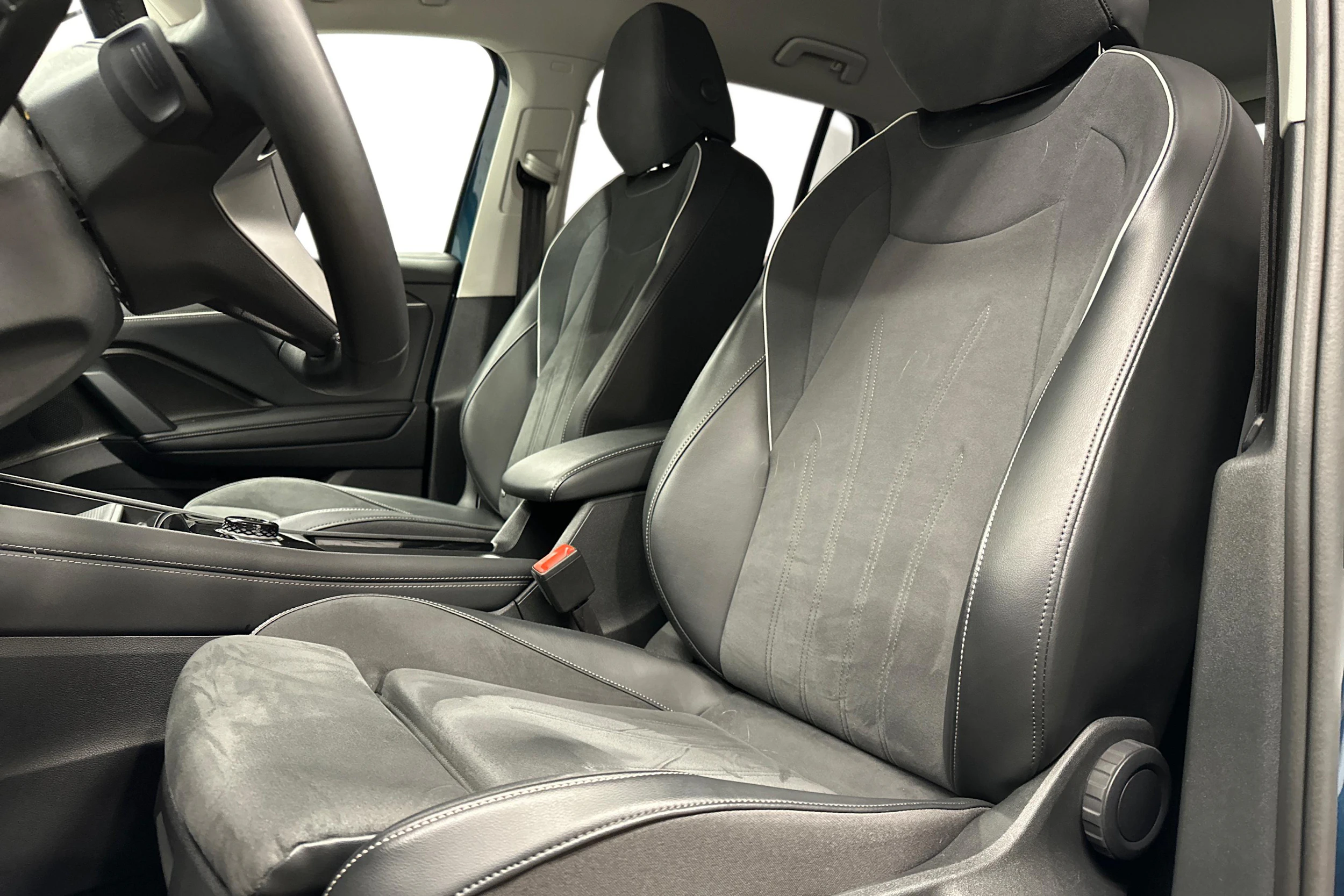 sininen Volkswagen Tiguan 2025 kuva 8.