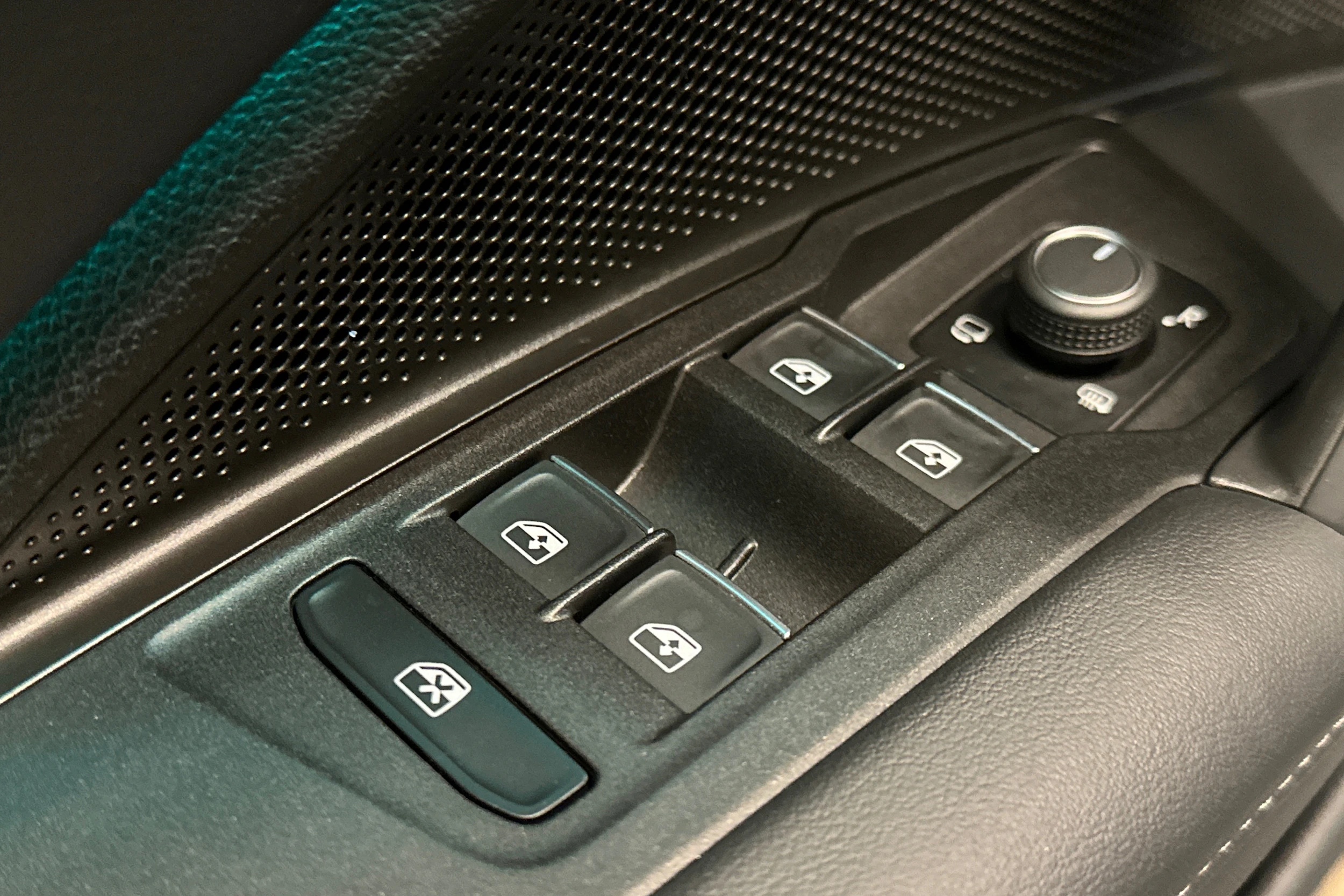 sininen Volkswagen Tiguan 2025 kuva 22.