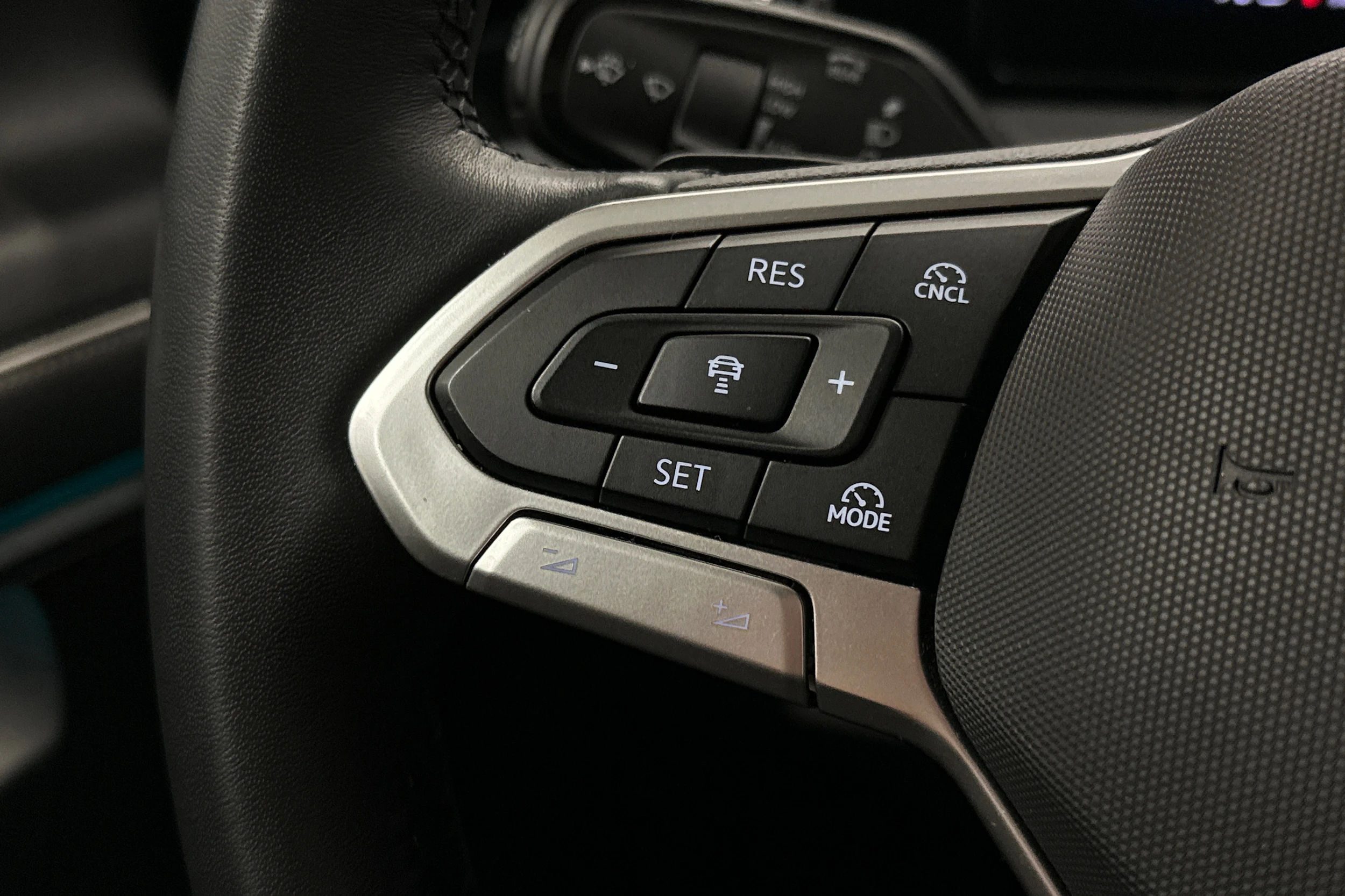 sininen Volkswagen Tiguan 2025 kuva 25.