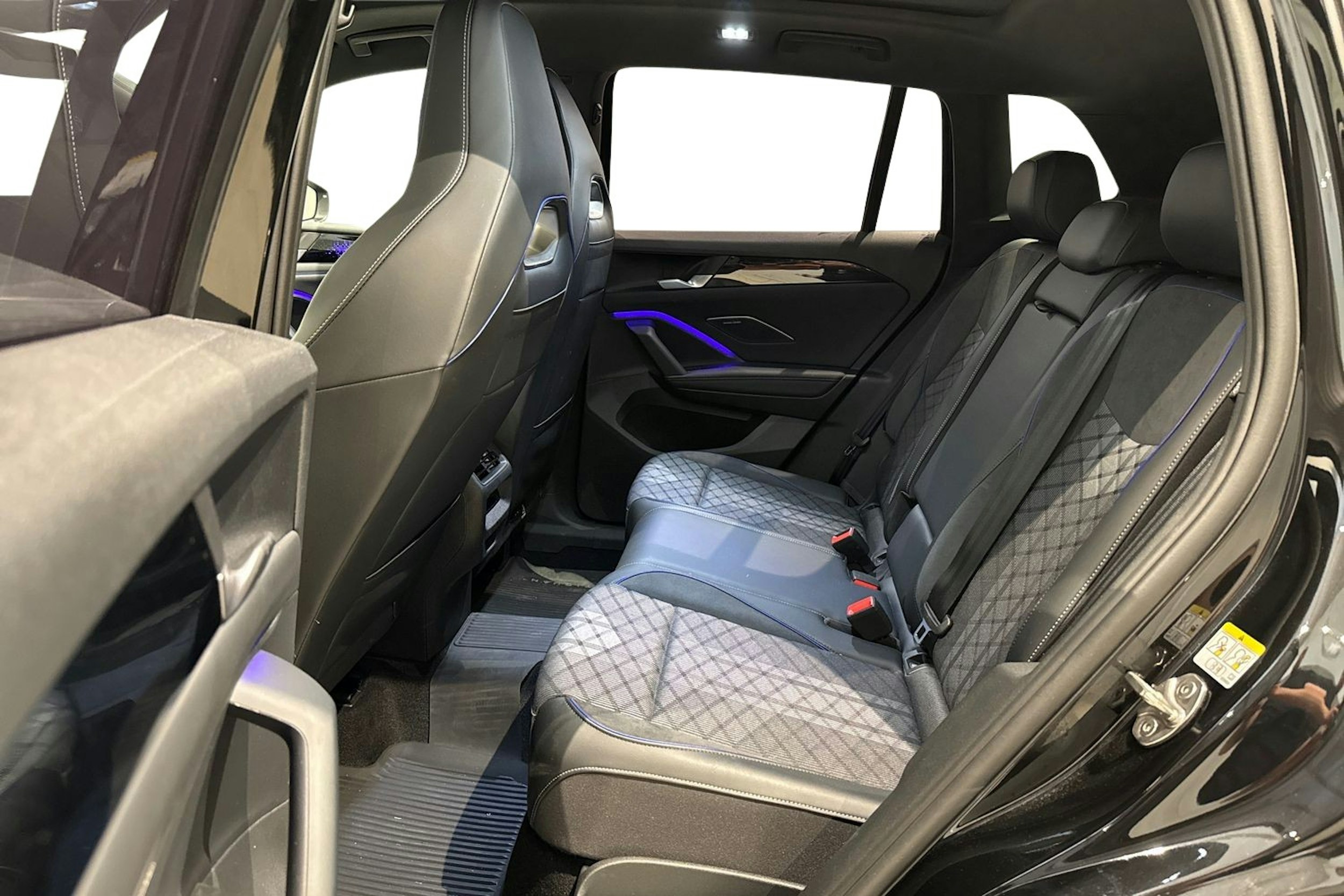 met. musta Volkswagen Tiguan 2025 kuva 8.