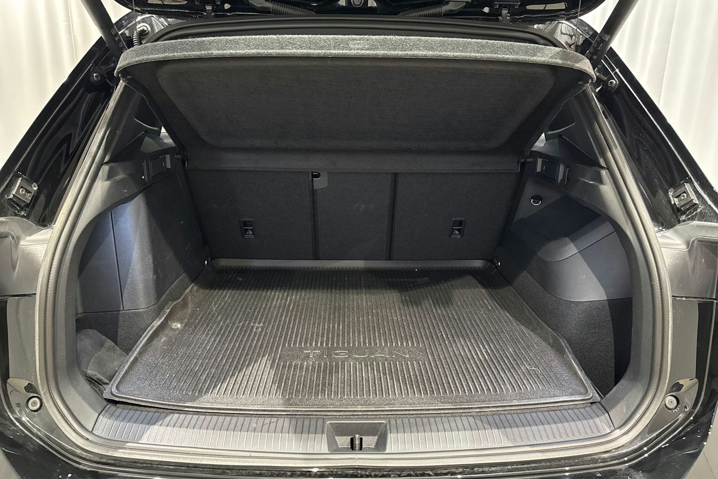 met. musta Volkswagen Tiguan 2025 kuva 12.