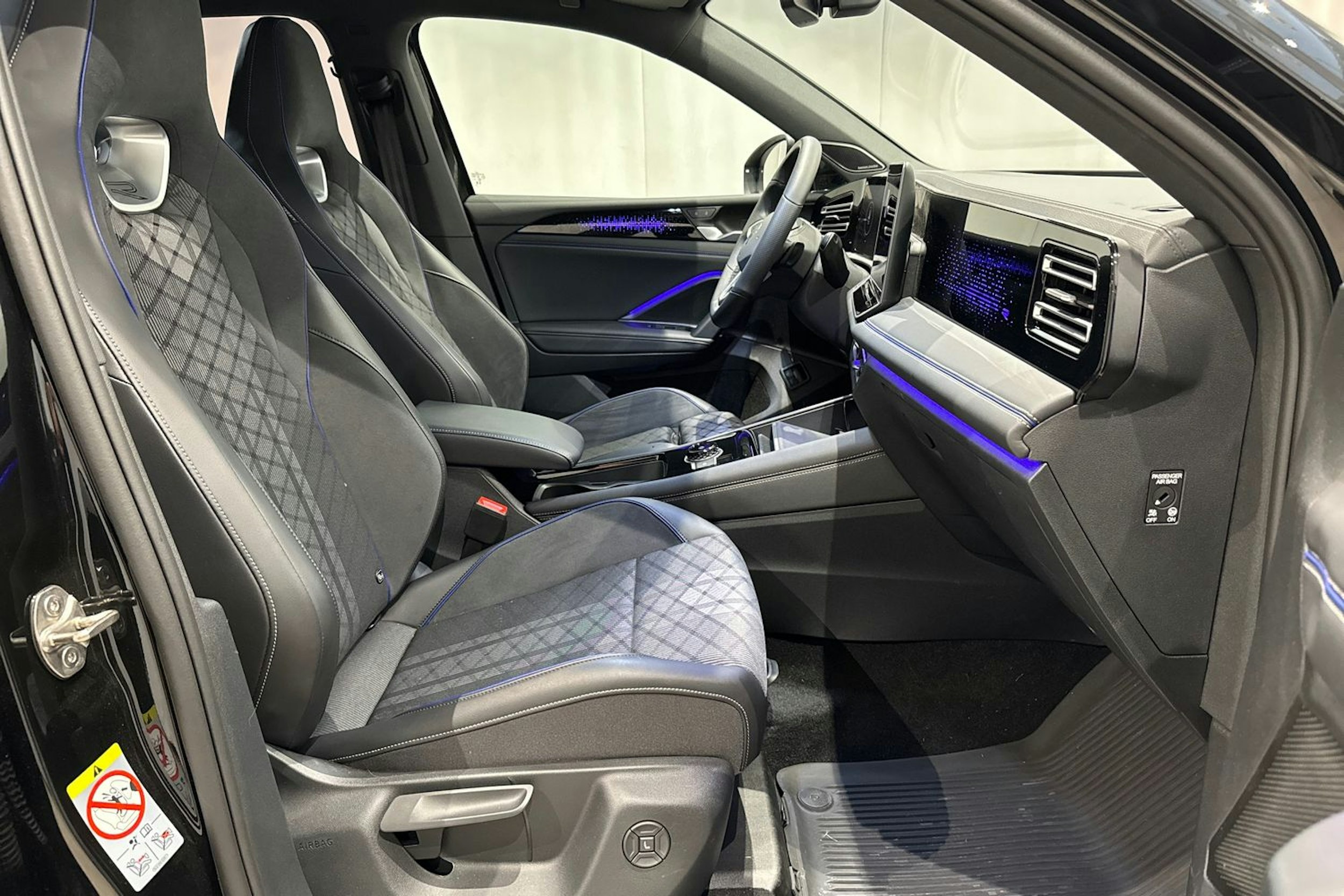 met. musta Volkswagen Tiguan 2025 kuva 14.