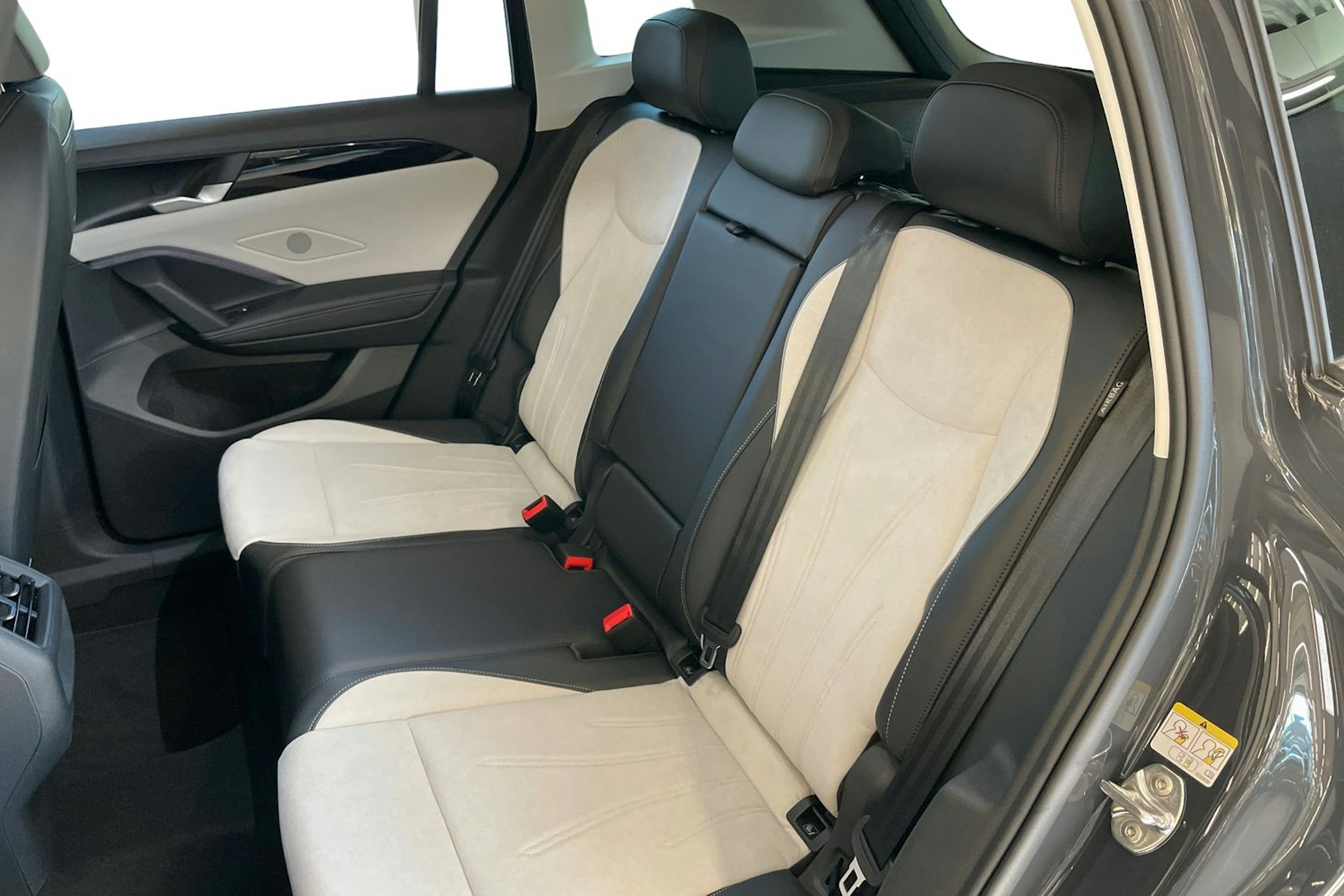 oranssi Volkswagen Tiguan 2025 kuva 8.