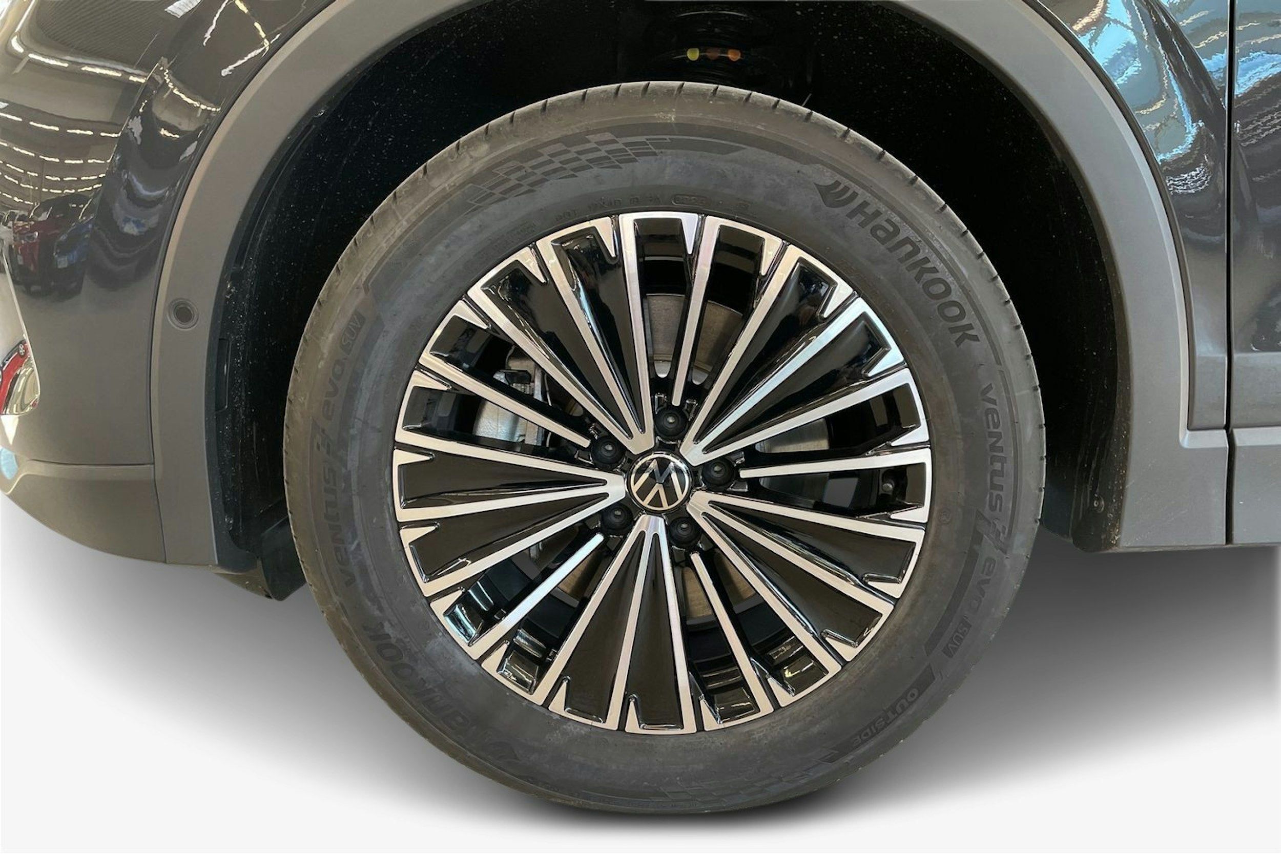 oranssi Volkswagen Tiguan 2025 kuva 9.