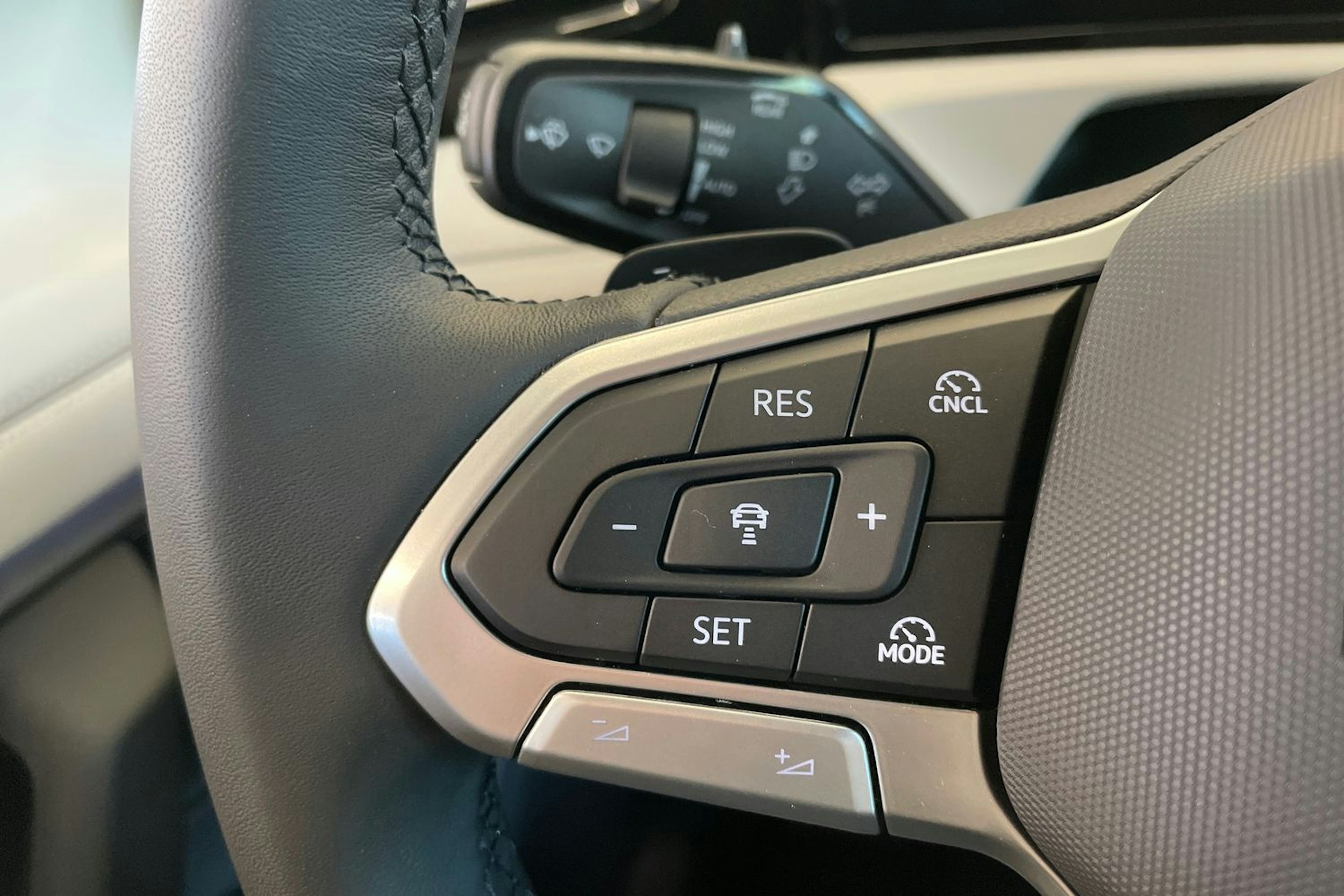 oranssi Volkswagen Tiguan 2025 kuva 12.