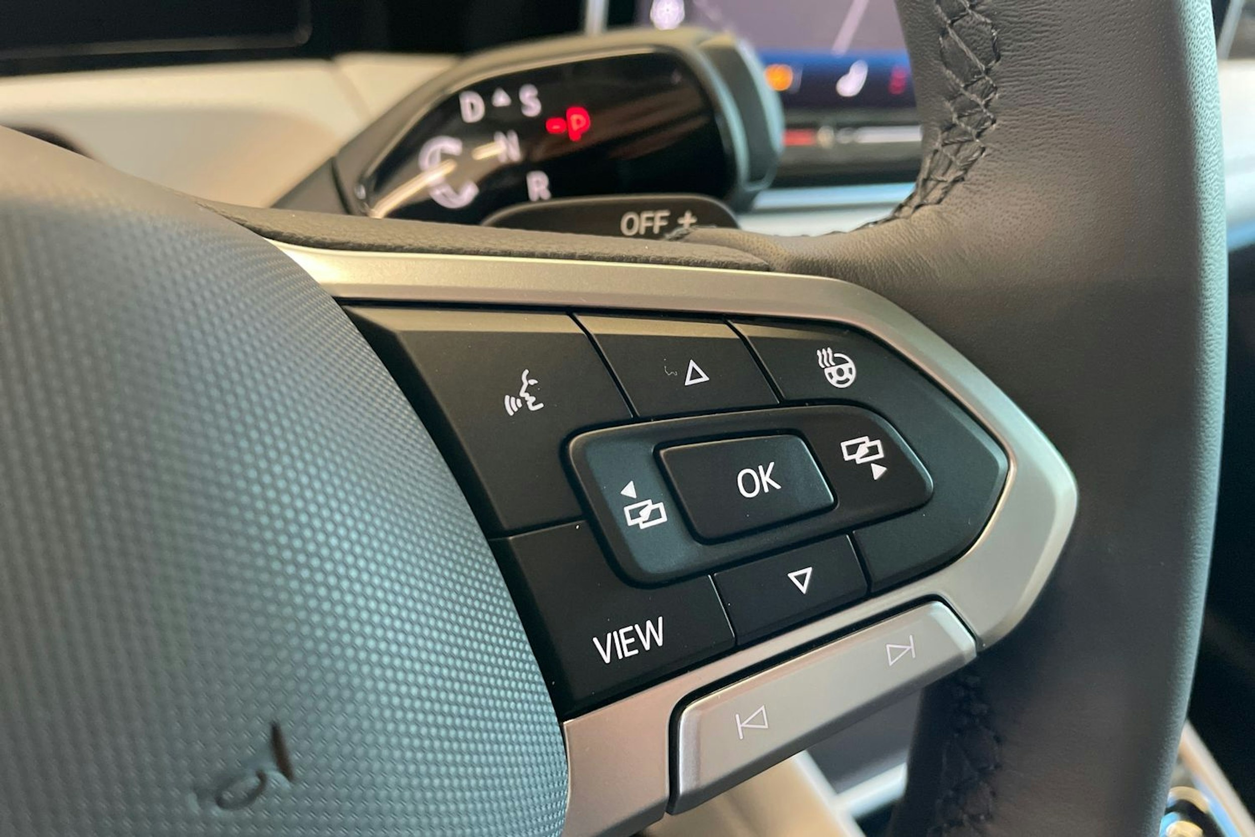 oranssi Volkswagen Tiguan 2025 kuva 13.