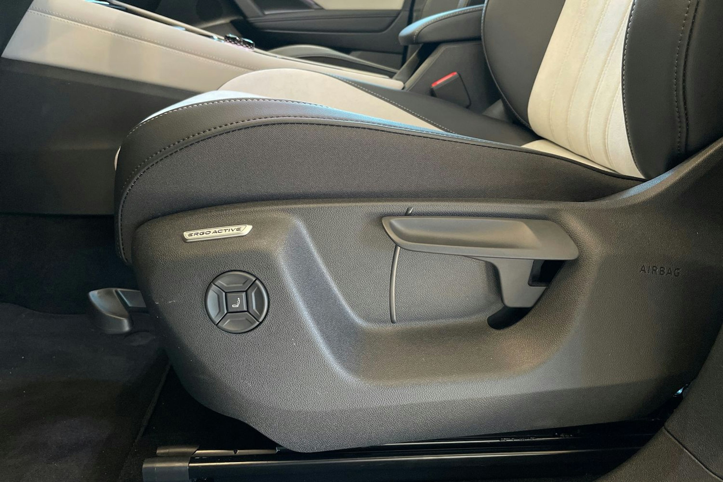 oranssi Volkswagen Tiguan 2025 kuva 21.