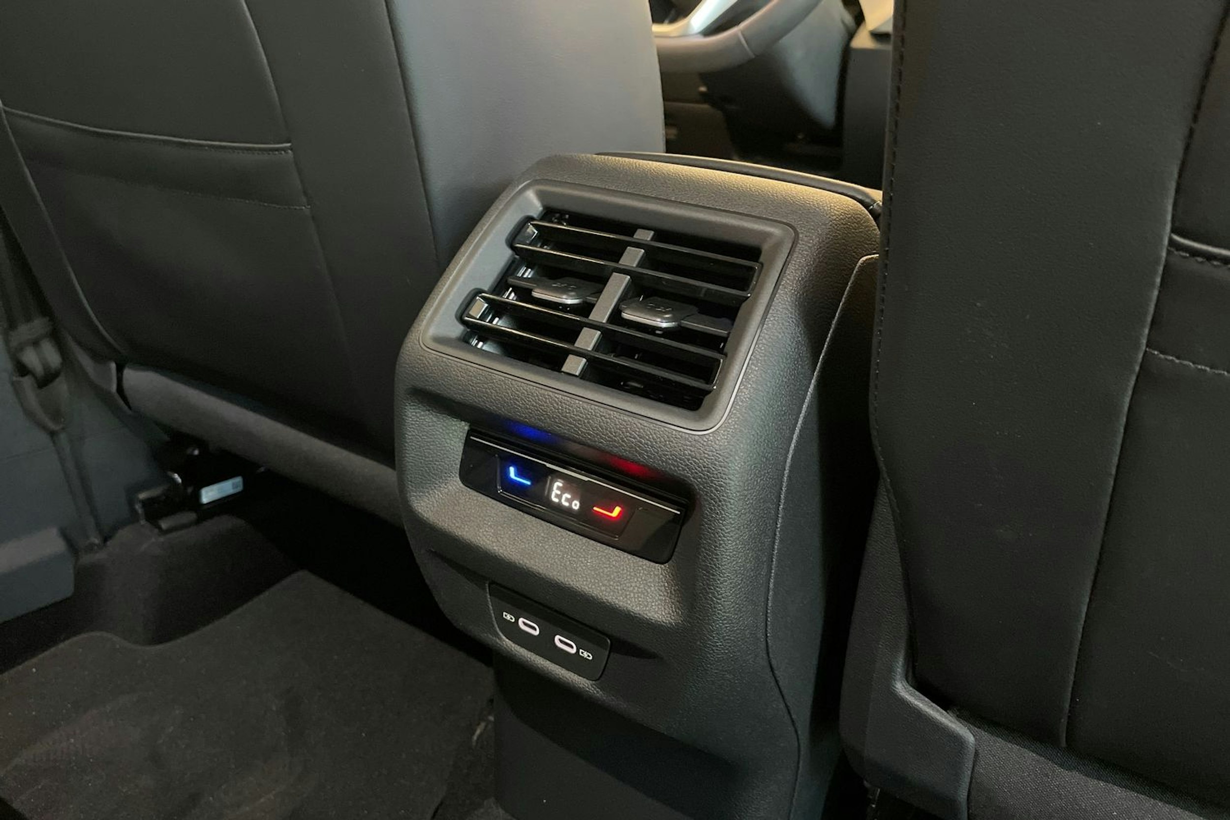 oranssi Volkswagen Tiguan 2025 kuva 24.