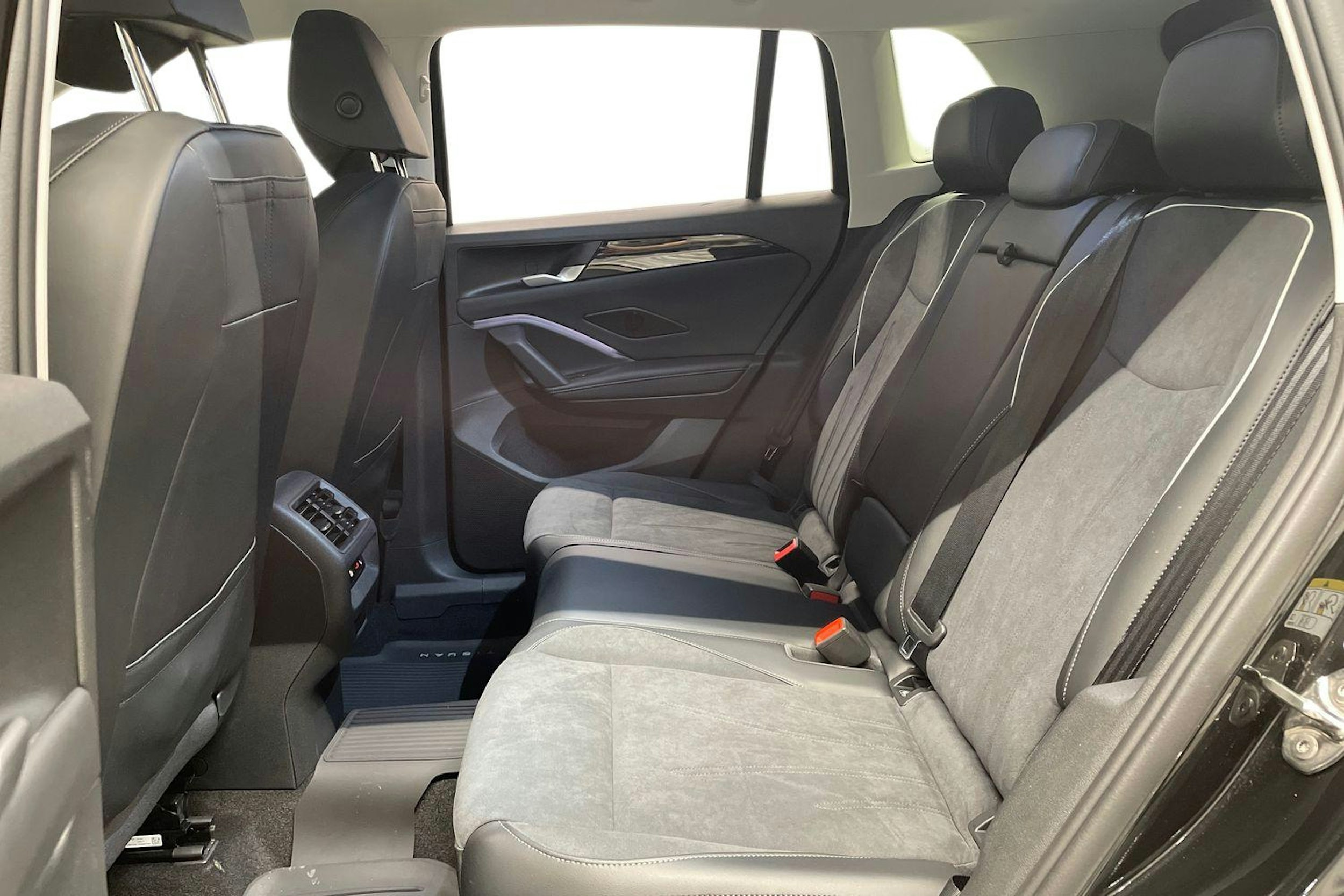 musta Volkswagen Tiguan 2025 kuva 10.