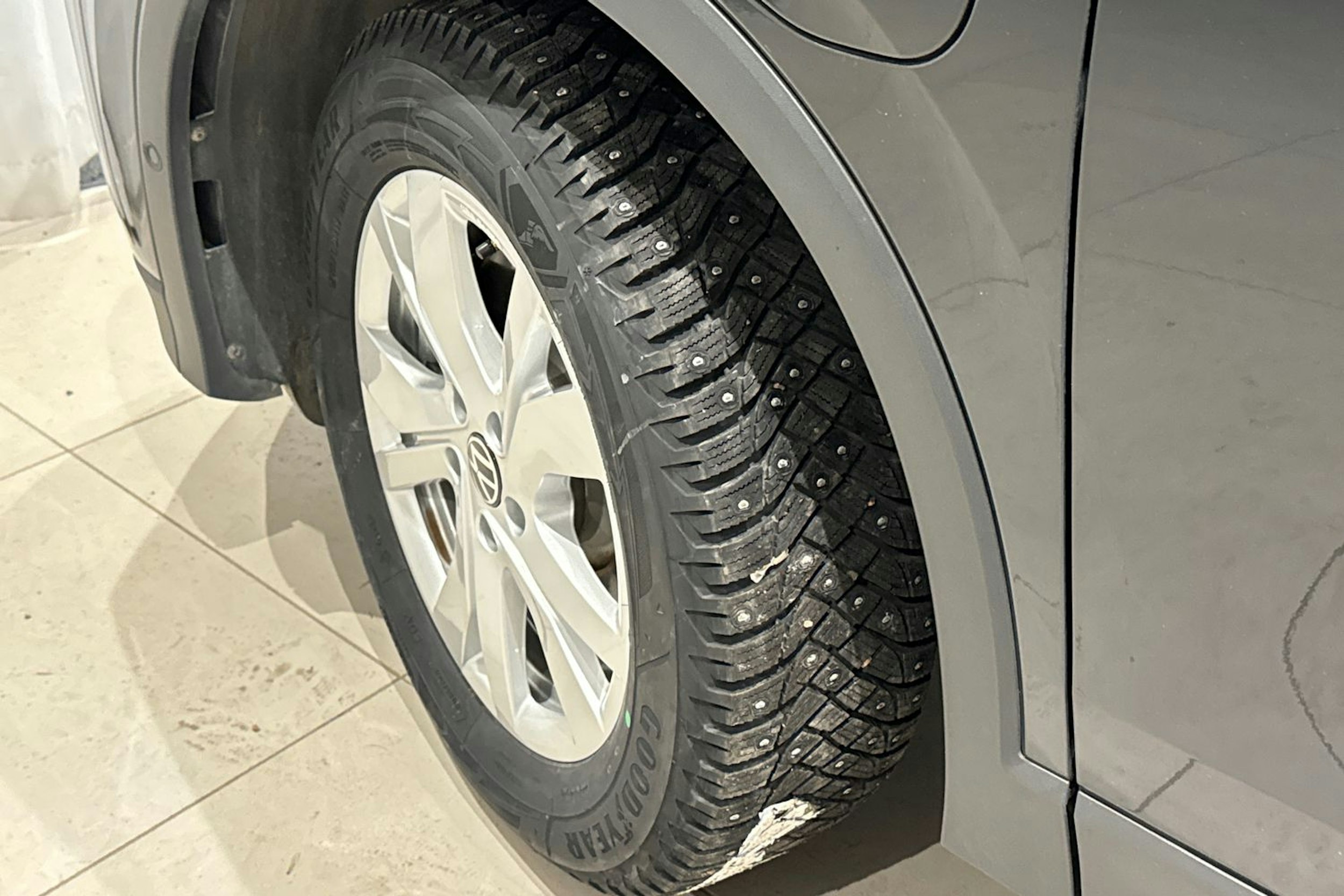 oranssi Volkswagen Tiguan 2025 kuva 13.