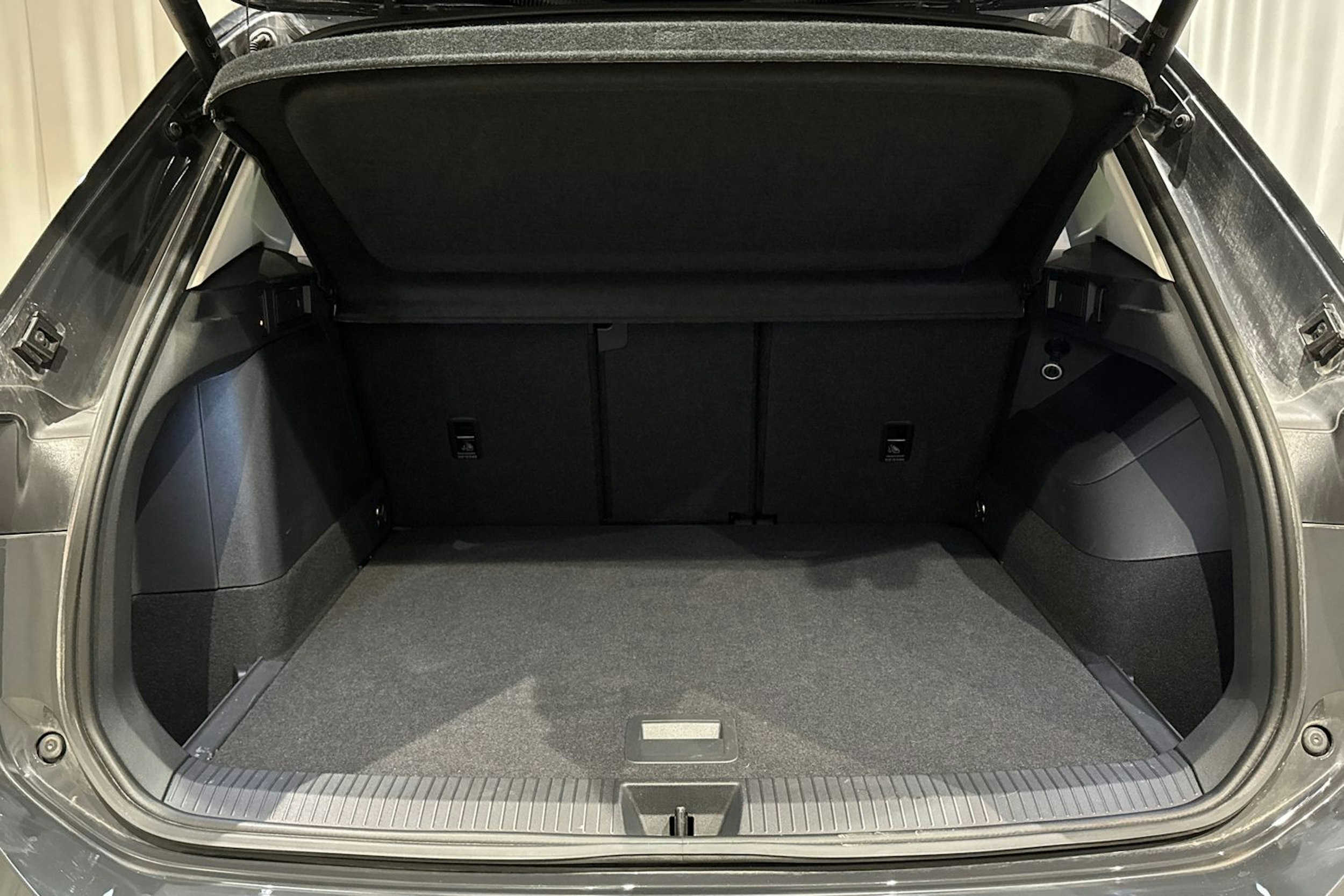 oranssi Volkswagen Tiguan 2025 kuva 15.