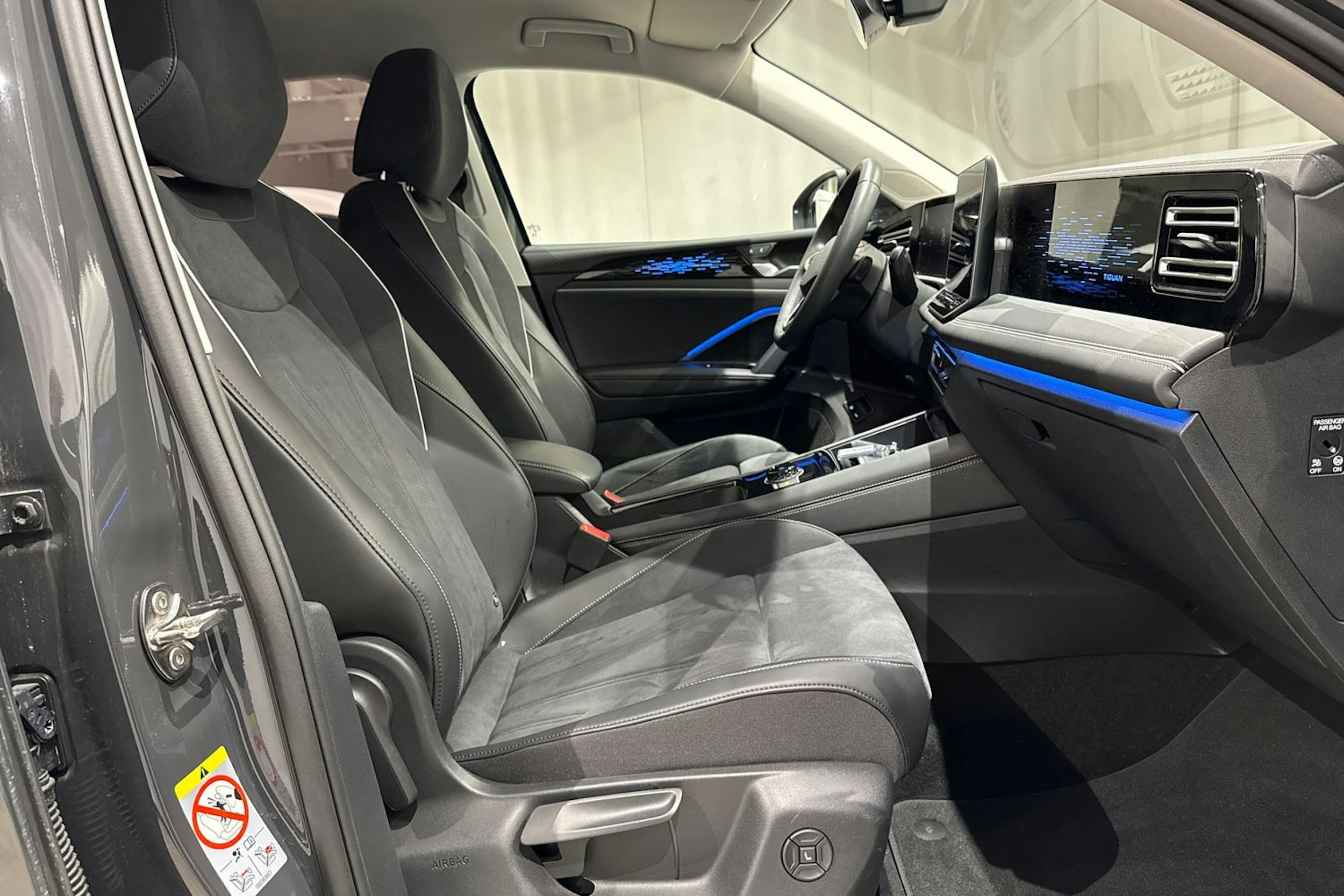 oranssi Volkswagen Tiguan 2025 kuva 17.