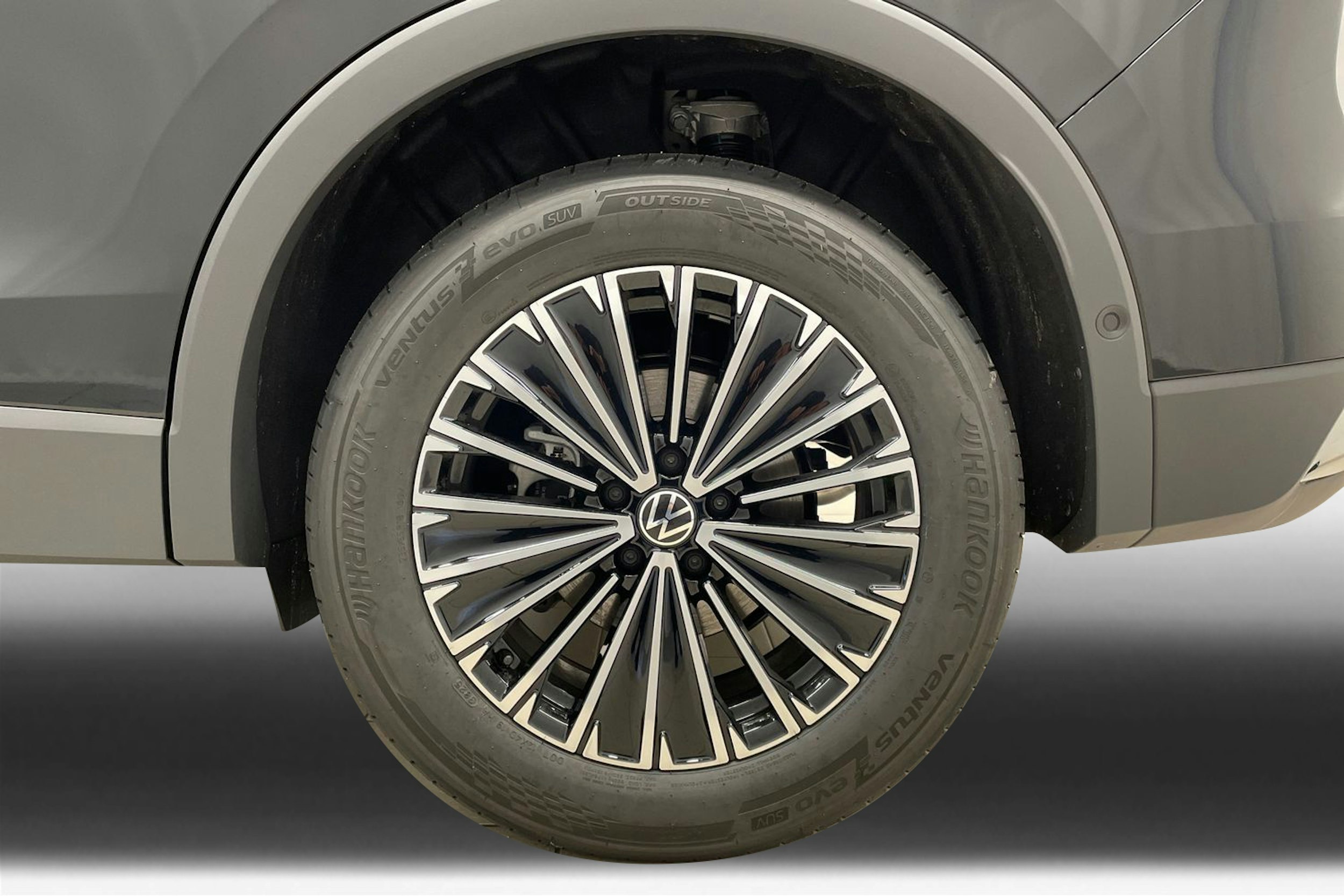 musta Volkswagen Tiguan 2025 kuva 9.