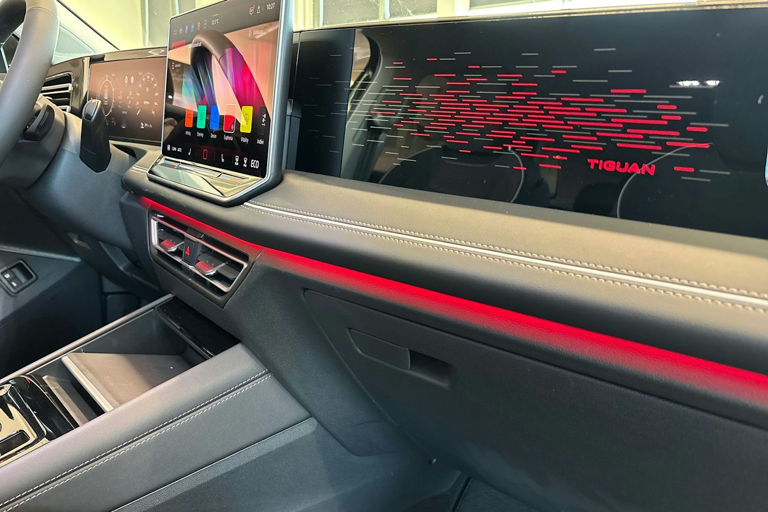 musta Volkswagen Tiguan 2026 kuva 13.