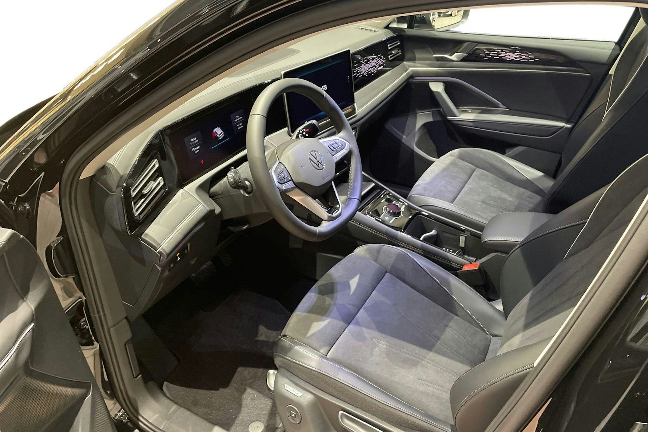 met. musta Volkswagen Tiguan 2025 kuva 6.