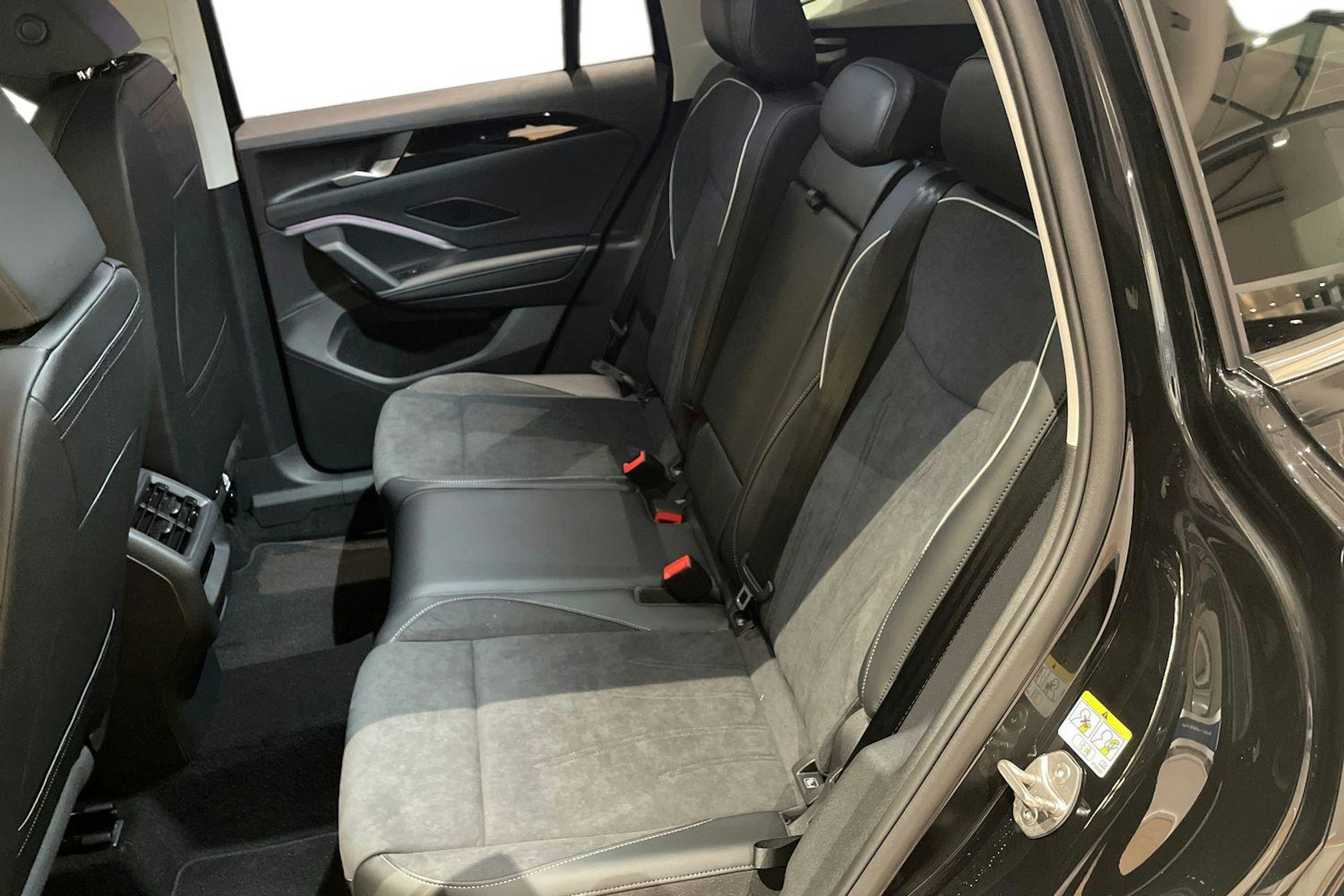 met. musta Volkswagen Tiguan 2025 kuva 8.