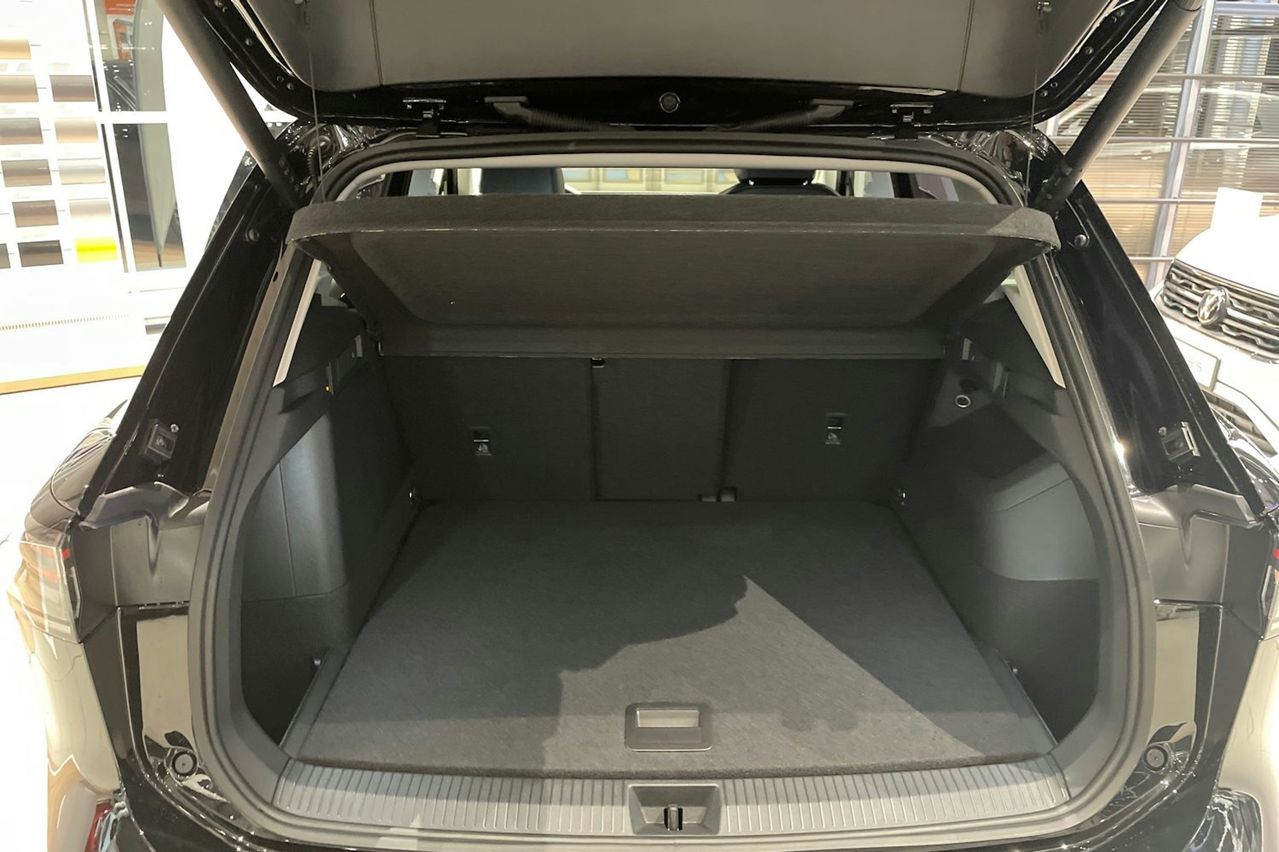 met. musta Volkswagen Tiguan 2025 kuva 11.