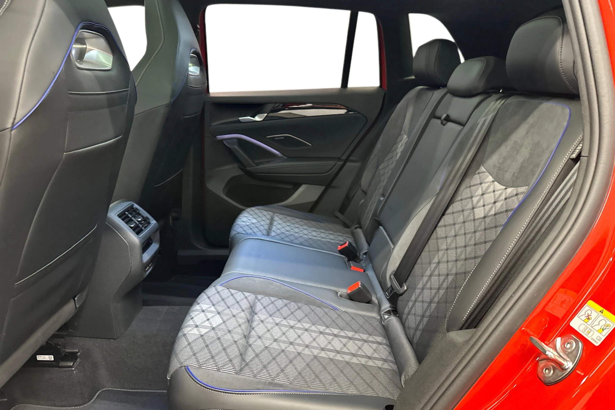 oranssi Volkswagen Tiguan 2025 kuva 8.