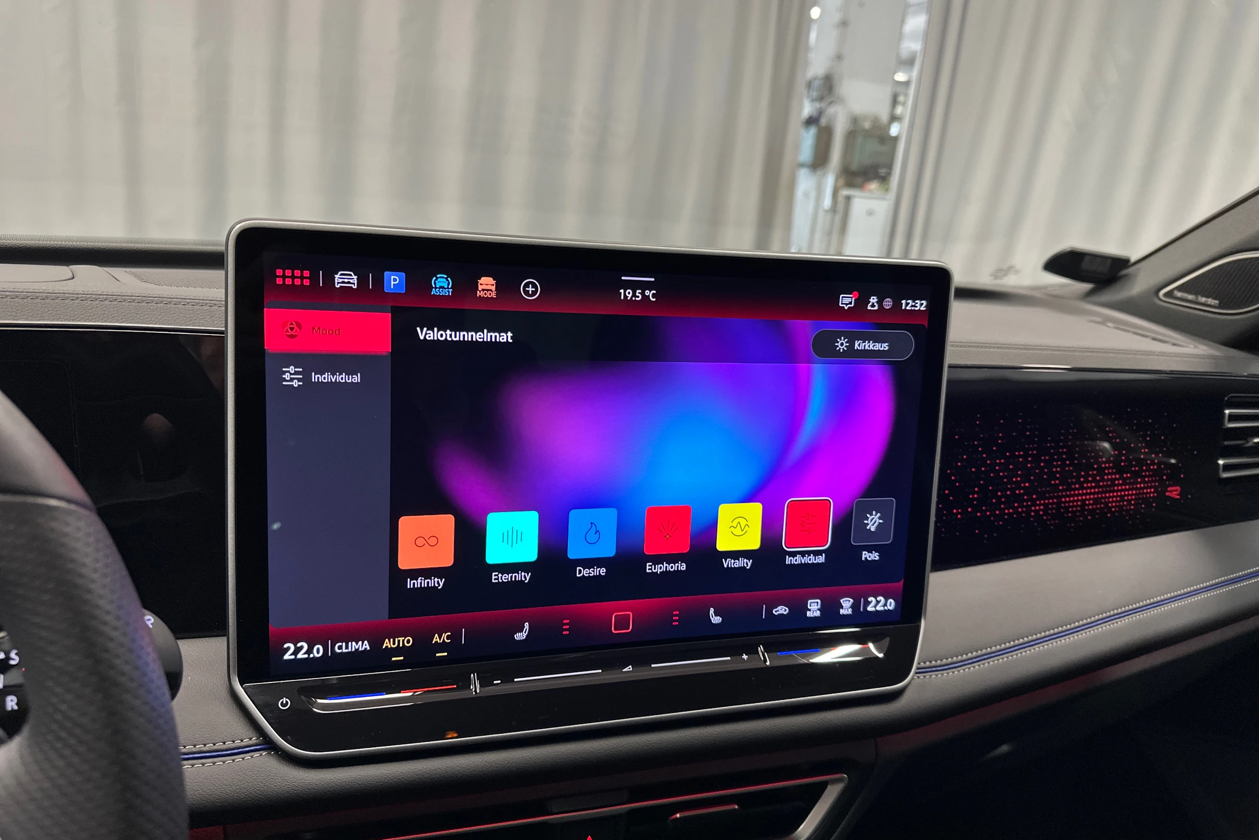 oranssi Volkswagen Tiguan 2025 kuva 23.