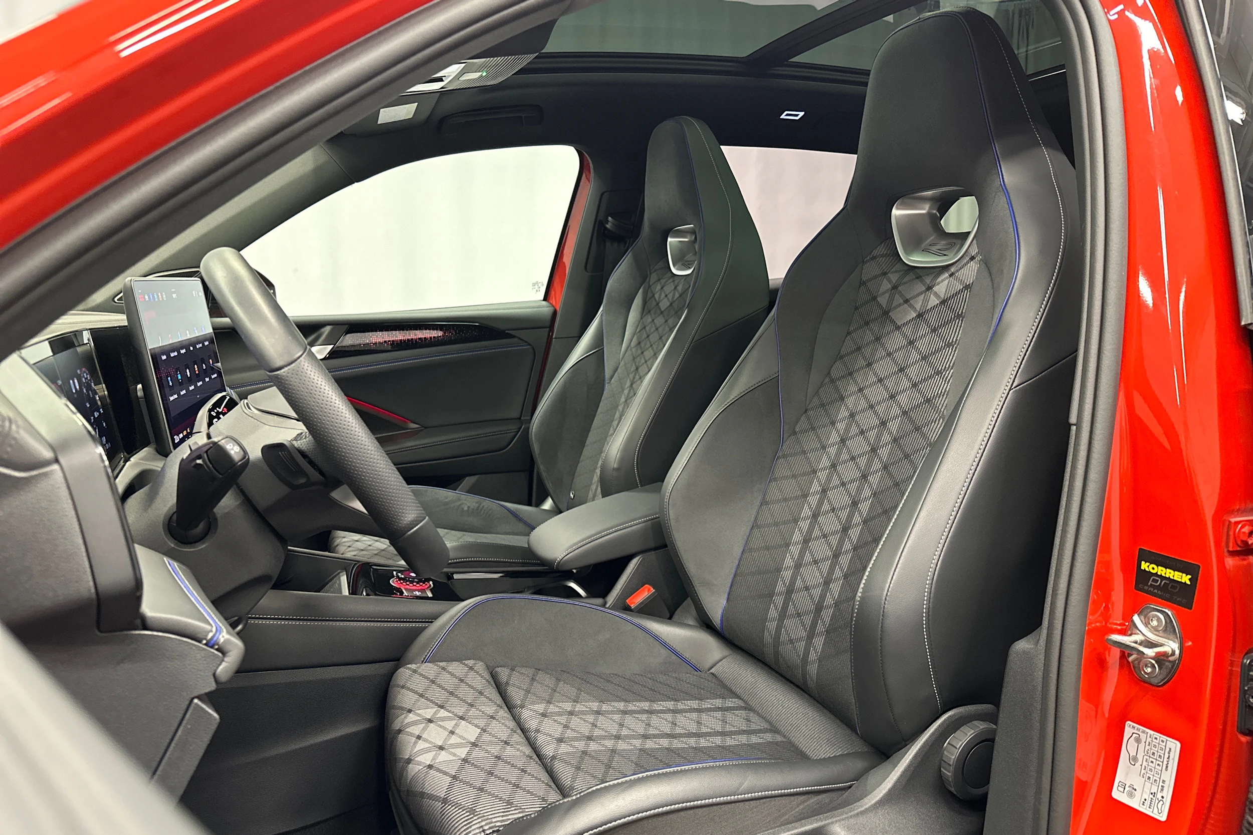 oranssi Volkswagen Tiguan 2025 kuva 32.