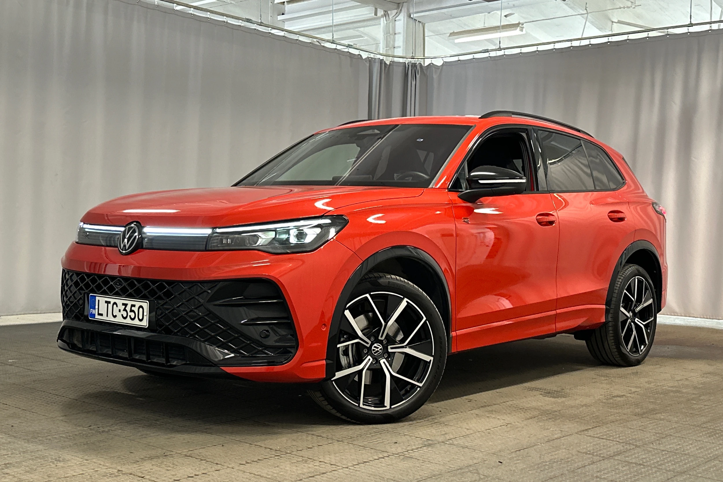 oranssi Volkswagen Tiguan 2025 kuva 44.