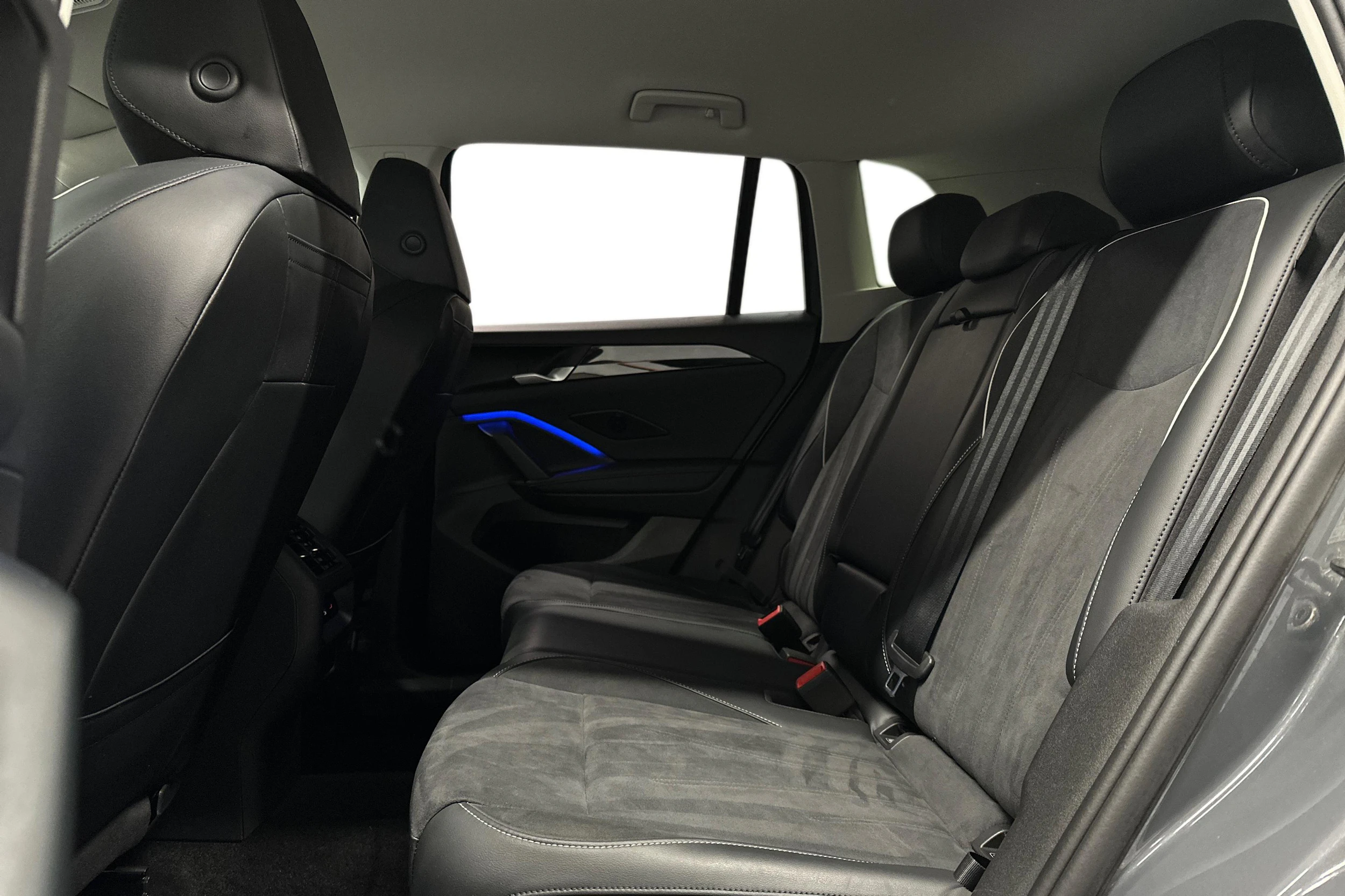 harmaa Volkswagen Tiguan 2025 kuva 8.